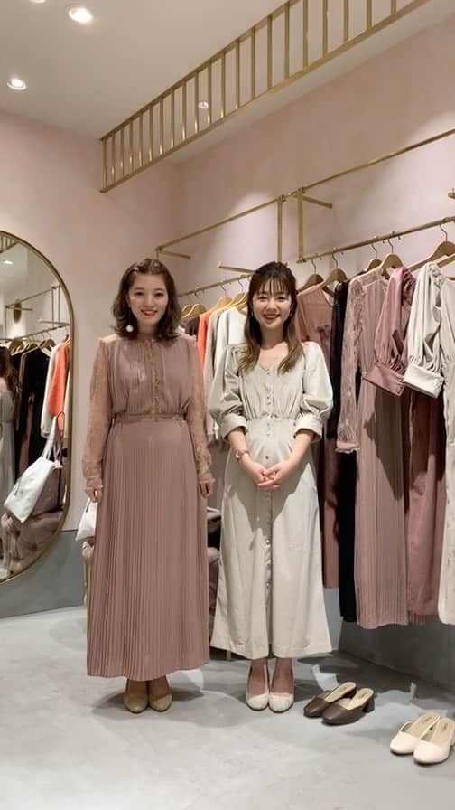 mina hinokuchiのインスタグラム：「. SALON by Chico限定で入荷している、オケージョンのワンピース3種類を、スタッフとご紹介してます♪ . 今日11/8に、ハイネックレースワンピの新色(ライトベージュ)入荷予定です♪」