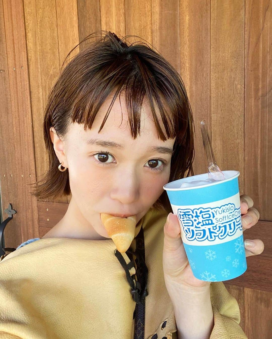 柴田紗希さんのインスタグラム写真 - (柴田紗希Instagram)「おはようさん♡ 今回の旅の中でもこの味が 一番印象に残ってるかも、、、 雪塩ミュージアムのソフトクリームと塩パン！特に塩パン！うま！とつい言ってしまうくらいにじゅわ〜と味が染み渡りました や〜美味しかった。 雪塩ができるまでのお話や雪塩美容法とかも聞けました☺️🙏🏻✨ 金曜日！今日も一日ふぁいてぃん☺︎ . #旅部　#宮古島　#ジェットスタート」11月8日 9時16分 - shibasaaki