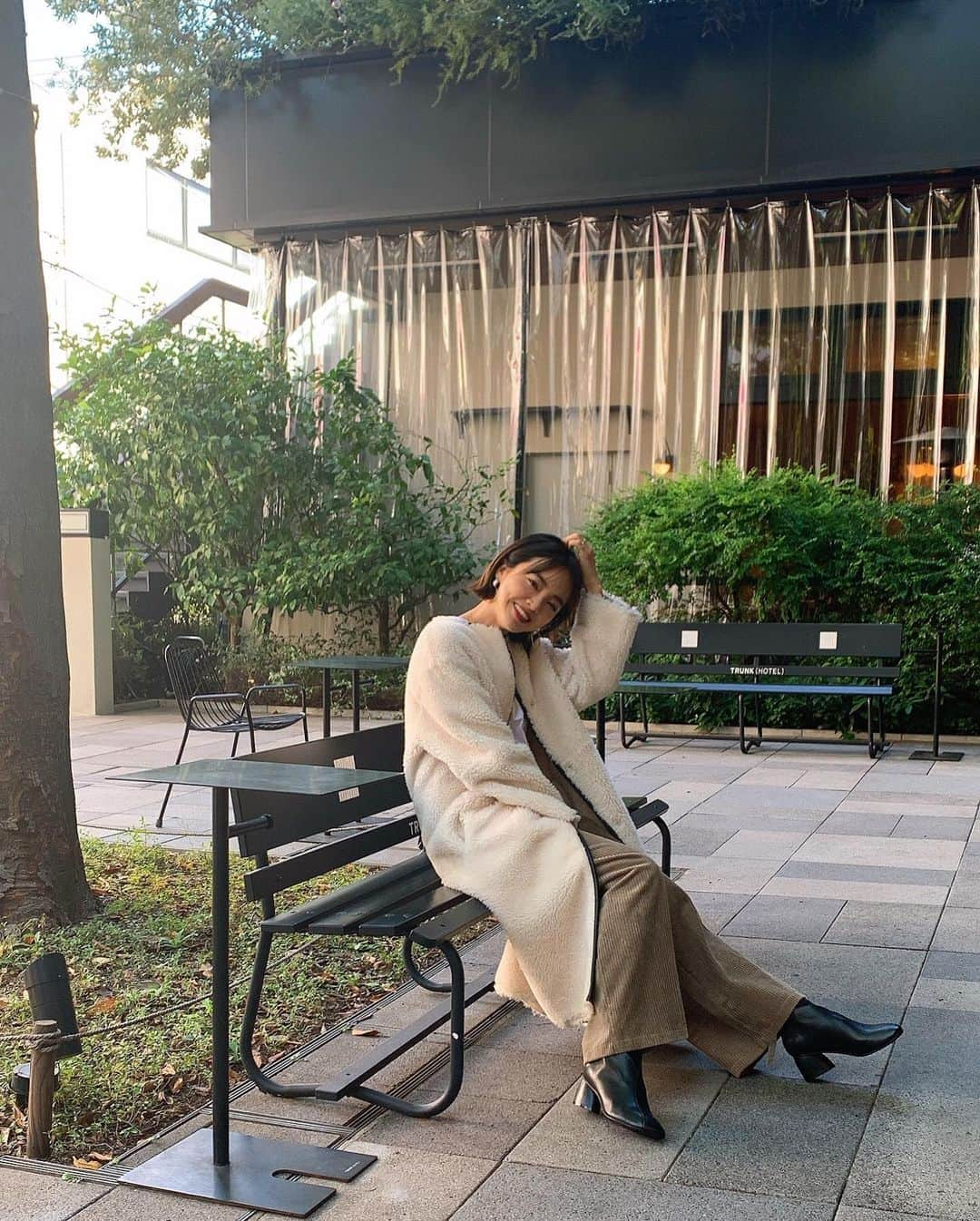 春名亜美さんのインスタグラム写真 - (春名亜美Instagram)「@trunkhotel のお庭が気持ちいい🌳🍃 そして私は念願叶って、リバーシブルボアコートGETしました😆 これは可愛い。可愛いすぎる。 リバーシブルなので、ボアバージョンとスウェードバージョン(写真5枚目)で着ていただけます🔄 ・ ・ ・ #fromfirstmusee #Musee #フロムファーストミュゼ#coordinate #ootd #outfit #fashion #mamafashion #ママコーデ #ママコーディネート」11月8日 15時04分 - amiharunaami