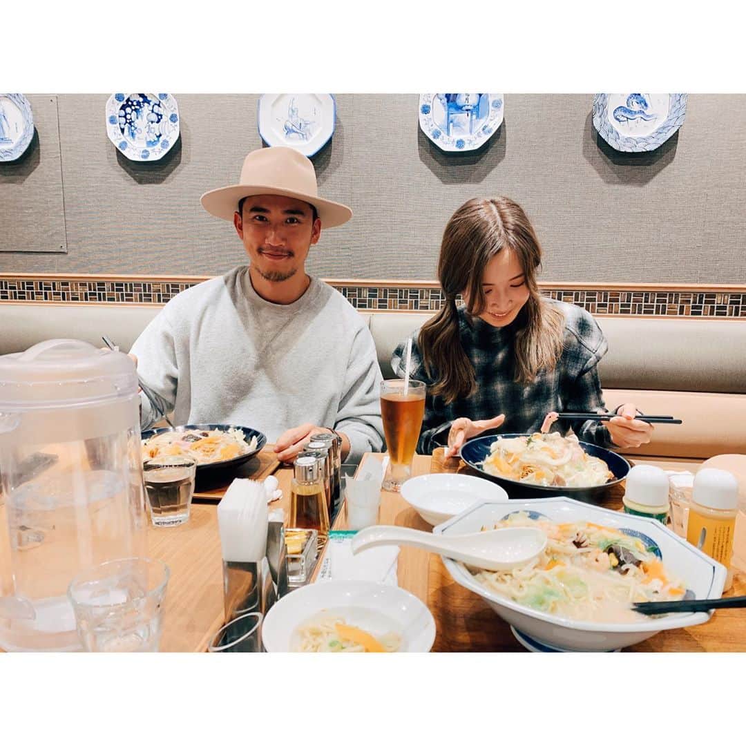 のインスタグラム：「KEITAMARUYAMAのエキシビションでばったり遭遇した大地くん。 そのまま私の大好きなリンガーハットとミスタードーナツに付き合ってもらいました🍩👍✨ 昨夜の投稿でチョコファジシェイクloverがこんなにもたくさんいるなんて...感動🥺💘✨ 何年か前に、シェイクが無くなっていくことが気がかりでミスドの人に聞いたことがあるんだけど、シェイクの機械がお掃除が大変でシェイク自体も作るのに手間がかかるから人件費がかさんじゃうみたいで縮小傾向にあるとその時おっしゃっておりました。。 本当に取り扱い店舗が少なくなっているよね🥺🥺 なくなっちゃうのかな🥺🥺 私が最後にチョコファジシェイクを飲むことができたのは数年前、札幌駅のミスドにて...。 今だとどこの店舗がシェイク取り扱っているんだろう...。 だれか教えて🥺✨ #ミスタードーナツ#チョコファジシェイク#リンガーハット」