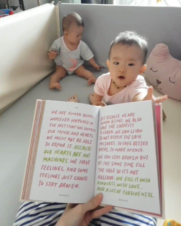 エリッサ・ヤマダのインスタグラム：「Babysitting @jessbebes + reading @88lovelife is basically impossible 😹 #twinaunt #lifewithtwins  Btw I LOVE the new series of @88lovelife: Self Acceptance! It's comforting and healing, and has a nice relatable approach to becoming more compassionate to ourselves and accepting ourselves as who we are. I also love that it feels more personal compared to previous releases, and the illustration by @dindaps is always a joy to the eyes 😻 Thank you, kak @dianarikasari! I'm SO looking forward to your TED Talk! 🤗🌈💖」