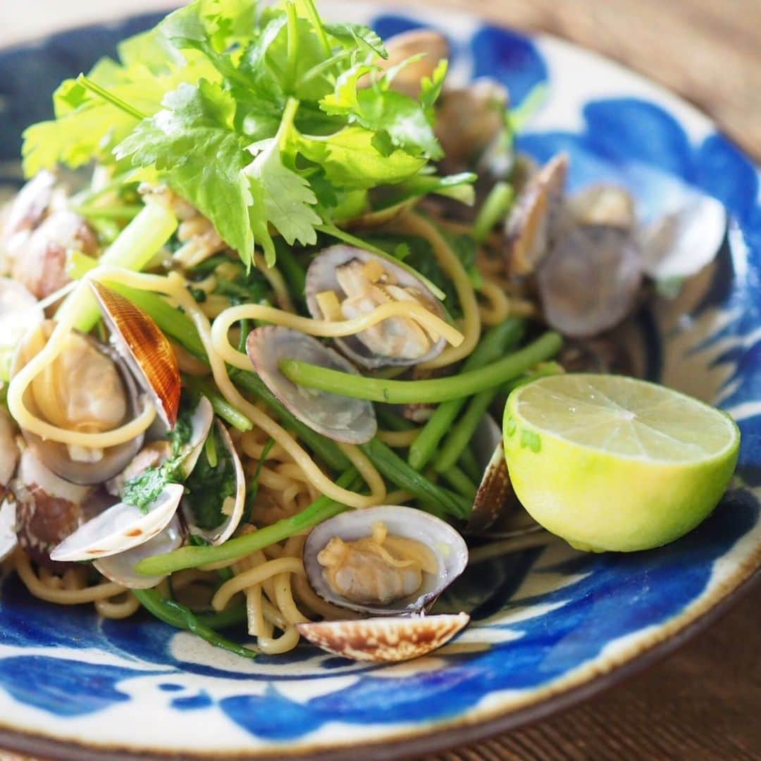 GLAM JAPANのインスタグラム：「【第2・4金曜日は #みやれしぴ 🍽😋】 . 今回は、麺とアサリのスープの相性が抜群！「アサリと春菊とパクチーのエスニック焼きそば」をご紹介します☺️ . 家庭で食べることも多い焼きそば。アサリの旨みがしみ込み、とっても美味しい一品になっています。簡単なのでぜひ作ってみて🎶 . くわしいレシピはプロフィール @glam.jp のURL👆からチェックしてくださいね❤️✨ . @miyare38 #高山都 #みやれゴハン #キッチン #レシピ #kitchen #recipe #cooking #エスニック #焼きそば #アサリ #パクチー」