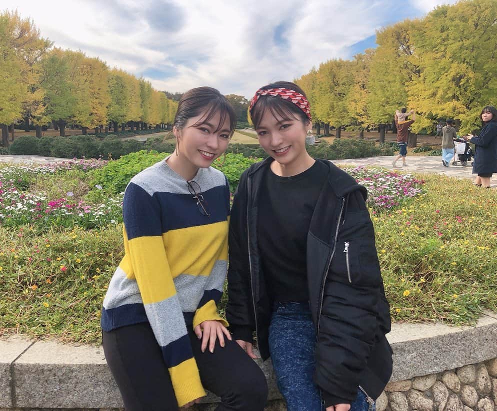 のインスタグラム：「・ 今回の家族旅行は あまり遠出すぎないように、 奥多摩の方に1泊してきました💖 ・ 近場でも 壮大な自然の中 美味しい食事、最高の温泉で♨️ 家族みんな大喜び😍✨✨ ・ 2日目は昭和記念公園に 紅葉🍁を満喫しにいったよー💖 思ったよりも色づいていて ここでも祖父祖母大興奮❤️❤️❤️ ・ 気持ちよかった〜😇 私も良いリフレッシュができました😍🙏💘 ・ ・ #昭和記念公園　#家族旅行　#車椅子トリオ　#ひうら姉妹　#樋浦姉妹」