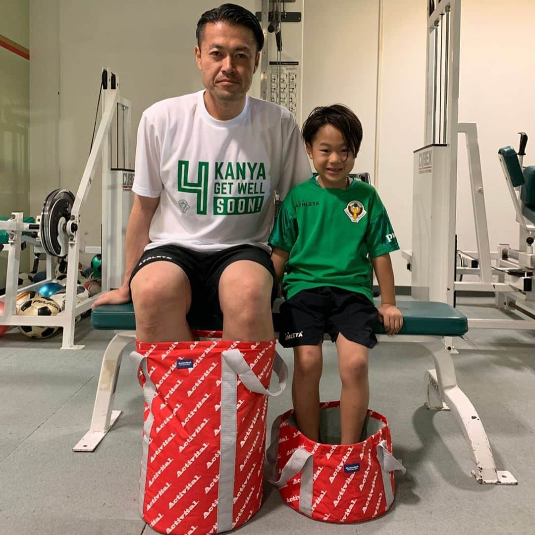 柴崎貴広さんのインスタグラム写真 - (柴崎貴広Instagram)「親子でアイシング👨‍👦 #アイシングは未来を変える  #activital  #ホットアンドアイスバッグ  #ホットアンドアイスバッグPRO  #足首 #関節炎症 #沈静化  #足裏 #血管拡張 #リカバリー  #みんなに届け #アクティバイタル  #activitalファミリー  #足首社長  @toshioteranishi」11月8日 9時35分 - shibasaki26