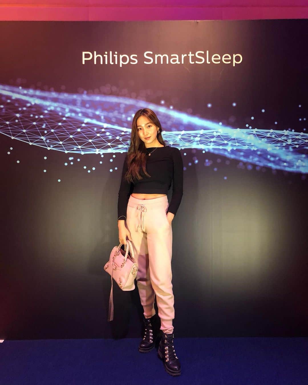 中世古麻衣さんのインスタグラム写真 - (中世古麻衣Instagram)「睡眠領域の新ソリューション 「Philips SmartSleep」新製品発表会  フィリップス・ジャパンさんの記者発表会へご招待いただきました。  睡眠の質は、コントロールする時代へ。 近未来SF映画を観ているような、ワクワクが止まらない発表会でした！ “2030年までに30億人の生活を向上させる” をビジョンに掲げているフィリップス。 第一弾として、睡眠用ウェアラブルヘッドバンド「SmartSleepディープスリープヘッドバンド」を発売。  ヘッドバンド内に取り付けられたセンサーで、睡眠状態を測定し深い睡眠に入ると独自のアルゴリズムにより耳元に柔らかなオーディオトーンが流れる。 さらに専用のアプリで睡眠スコアやグラフなどから、自分の睡眠状態を可視化することができる。  睡眠不足による日本の経済損失は、15兆円にもなるそう。 睡眠の重要性を再認識させられました。 眠りの質を高められたら、大袈裟ではなく人生が変わりそう。期待大です。  #SmartSleep #philips #pr」11月8日 9時36分 - mainakaseko