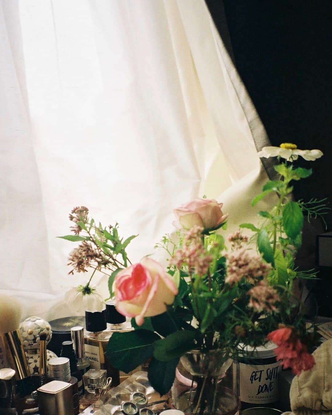 のインスタグラム：「部屋にいつもお花はあるようにしている、マイルール💐」