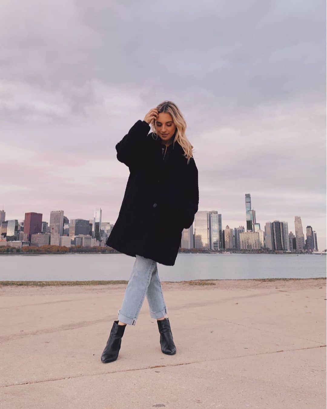Kalyn Nicholsonのインスタグラム：「Catch you on the flip Chicago thanks for the memories, many beverages and yummy snacks 🍕🥂📷」
