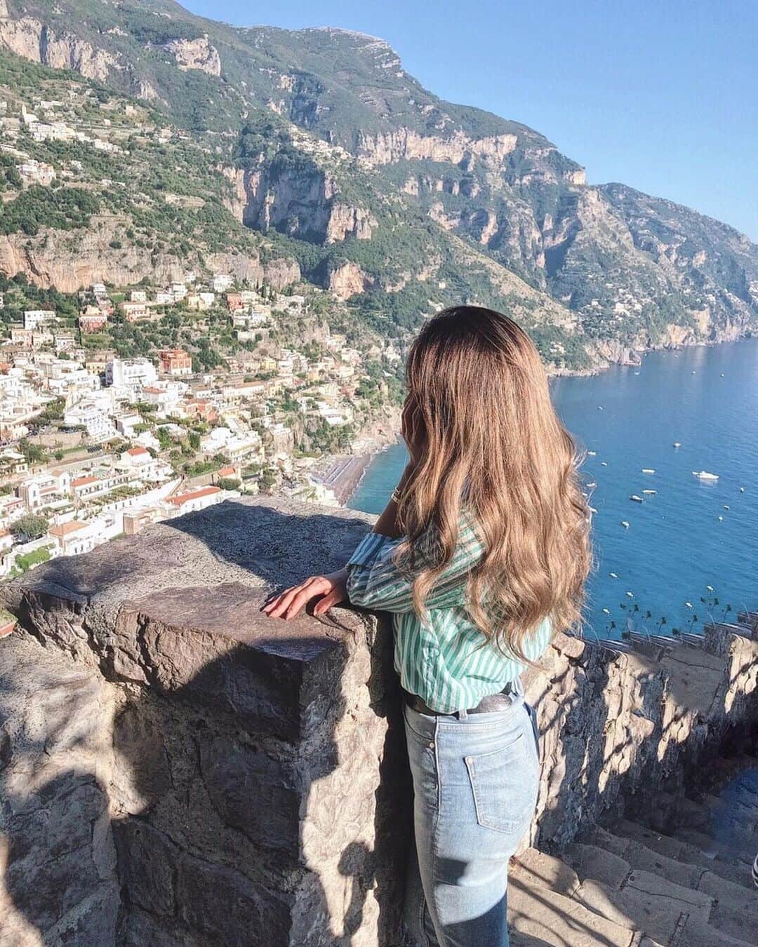 のインスタグラム：「. おっはよ☀️ 先週の今頃はイタリアに居たと 思うと変な感じー。 . 昨日は久々の偏頭痛で半日死んでた。 前より偏頭痛の頻度は減ったけど 昔riendaで働いてた時なんて 偏頭痛のせいで店の照明が すんごい眩しく感じたりして吐いちゃったり 目が見えづらくなったり本当症状酷かったな、、 そこまでは今ないけど普通の頭痛薬で 治らないし偏頭痛持ちしか この辛さわかんないし 周りに言ってもただの頭痛じゃん て思われるのもすごい嫌だったな笑 . 今日は元気頑張ろっとー . #goodmorning #アマルフィ #結構 #感動した #イタリア #ご飯 #期待してたんだけど #ぶっちゃけ #サイゼ  #の方が #美味い #笑 #italia #trip #travel #amalfi」