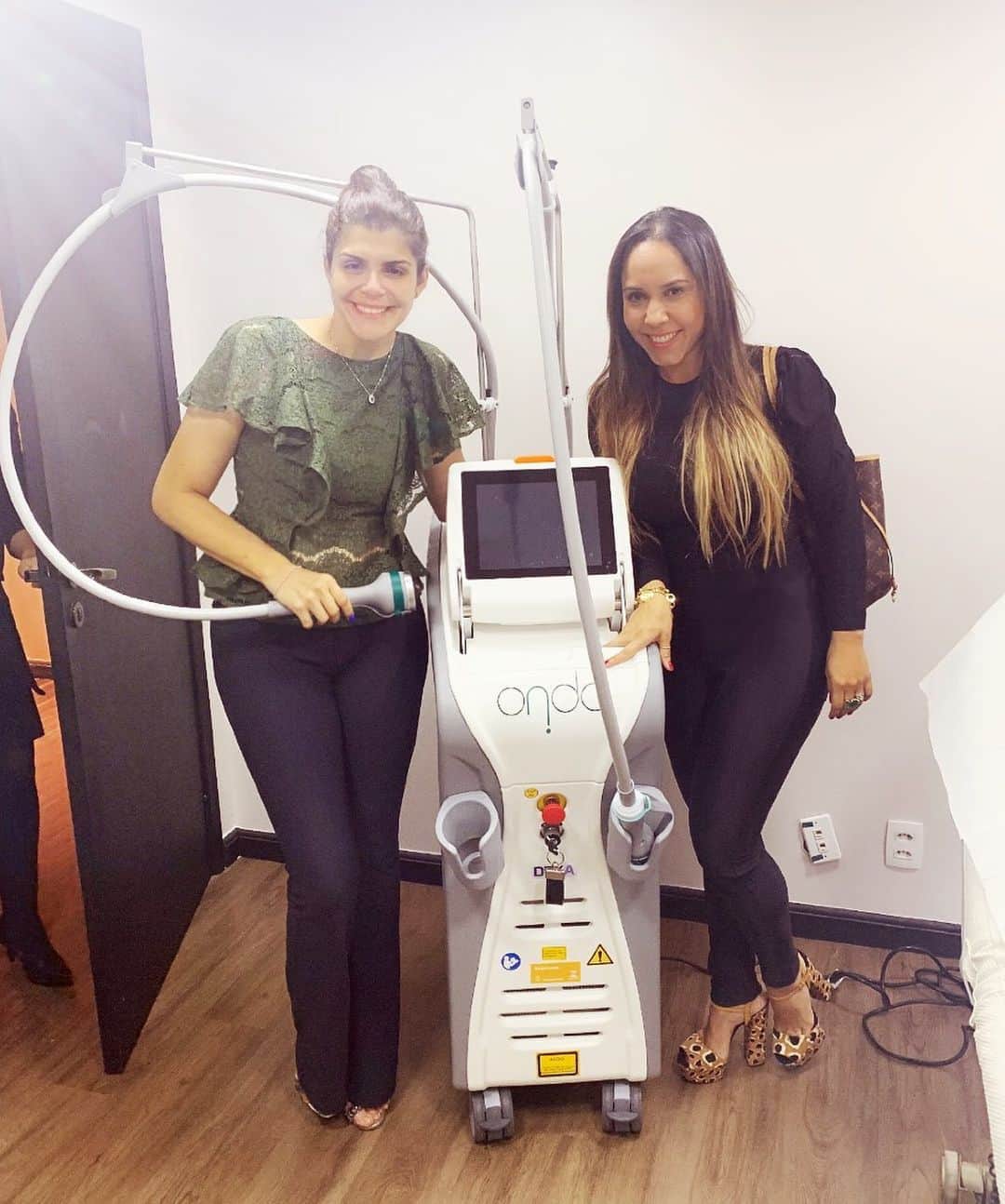 Mulher Melãoのインスタグラム：「Seguidores de Brasília que almejam um corpo escultural e uma pele HD, essa  é uma clínica conceito com tratamentos eficazes e atendimento de primeira. . . . . . Amei de verdade os tratamentos desse espaço e a energia sem igual de @thaisavelasco . . Obs: (não consegui mencionar a clínica no texto, porém marquei na Foto 🥰🥰) #dermatologiadf #esteticadf #tchaugordurinhas」