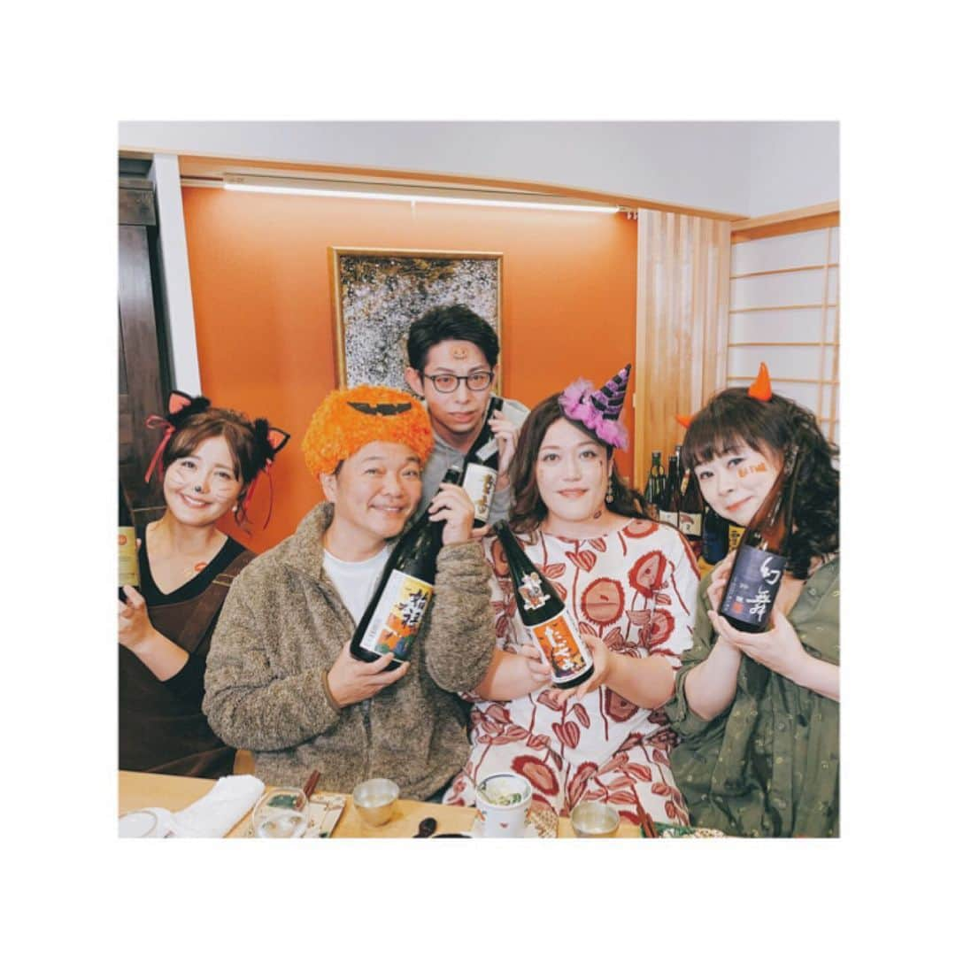 野中藍さんのインスタグラム写真 - (野中藍Instagram)「少し前ですが、#声酒はんなり で、青二プロダクションの同期の #斉藤貴美子 ちゃんこときみちゃんの結婚お祝いをしましたー！㊗️ ハロウィン近くでしたので、仮装をして楽しく！  そしてそして！ #ちょっぱな から #山口勝平 さんと #天野ユウ さんが乱入してくださいました！ 大先輩がお祝いにかけつけるという…すごい！！ きみちゃんの魅力ですね✨ お祝いのお酒はいつも以上に美味しかったです🍶✨ ・ ・ #日本酒番組 #アンドキャスト #日本酒  #日本酒女子 #kimikosaito #kappeiyamaguchi #yuamano #seiyuu #sake #halloween #青二プロダクション #たかちよ #幻舞」11月8日 10時07分 - ai_nonaka