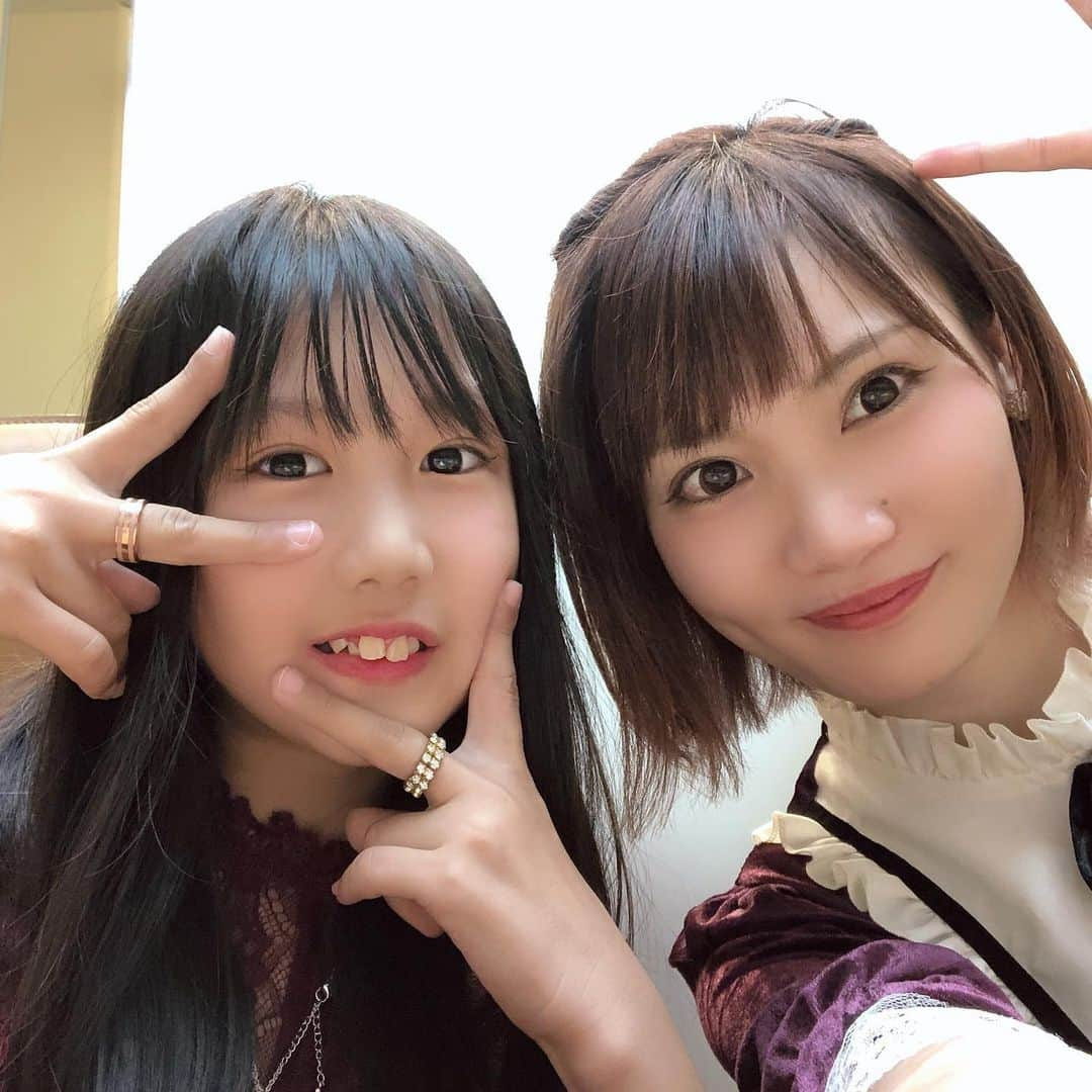 ひよりんごさんのインスタグラム写真 - (ひよりんごInstagram)「ゆわちゃん小学生なの信じられる😳？ 考え方とかも大人っぽくて話しててすごいなぁっていつも思うの✨ 私の小学生の時なんてどろんこ遊びと、ジャングルジムのどの位置からジャンプできるかみたいな度胸試しとかしてたのに😂😂笑 1５個以上？歳が離れてるのに仲良くしてくれてありがとう☺️❤️ あつみさんが、素敵で魅力的な人だから、ゆわちゃんももちゃんがすくすく素敵に育ってるんだろうなぁ😊 私もいつかそんなままになりたい😋❤️」11月8日 10時02分 - hiyoringo18