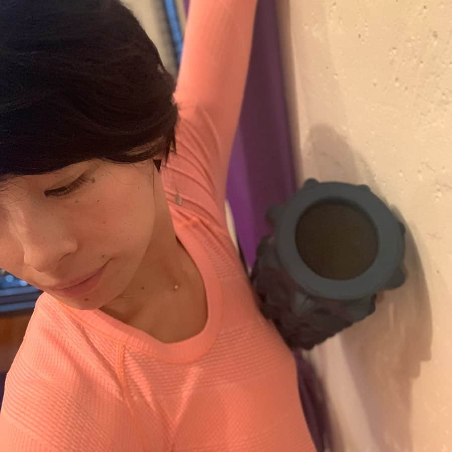 FitnessPlanner 星野由香さんのインスタグラム写真 - (FitnessPlanner 星野由香Instagram)「先日載せたやり方ではまだ痛みのある方は壁をうまく利用してみてくださいね✨  #連結部のほぐし #バストライン #呼吸が楽に 　前後で腕回しをして変化を見て実感しながらエクササイズは楽しんで続けてくださいね🤗」11月8日 10時03分 - yuka.hoshino222