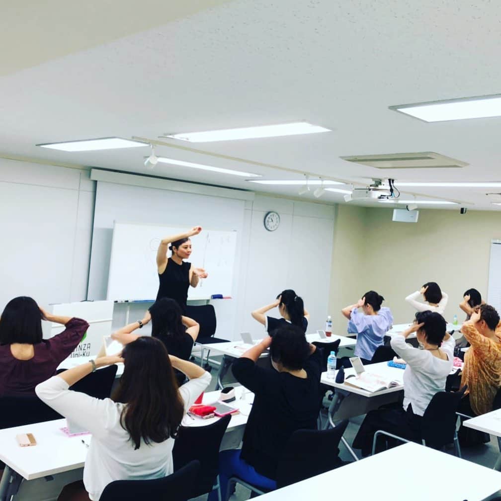 間々田佳子のインスタグラム：「先日の講演💯  人気は #目ヂカラを上げるポーズ #企業研修 #企業研修プログラム  ご依頼あれば 全国にお伺いいたします！  詳しくは info@mamadayoshiko.com まで❣️」