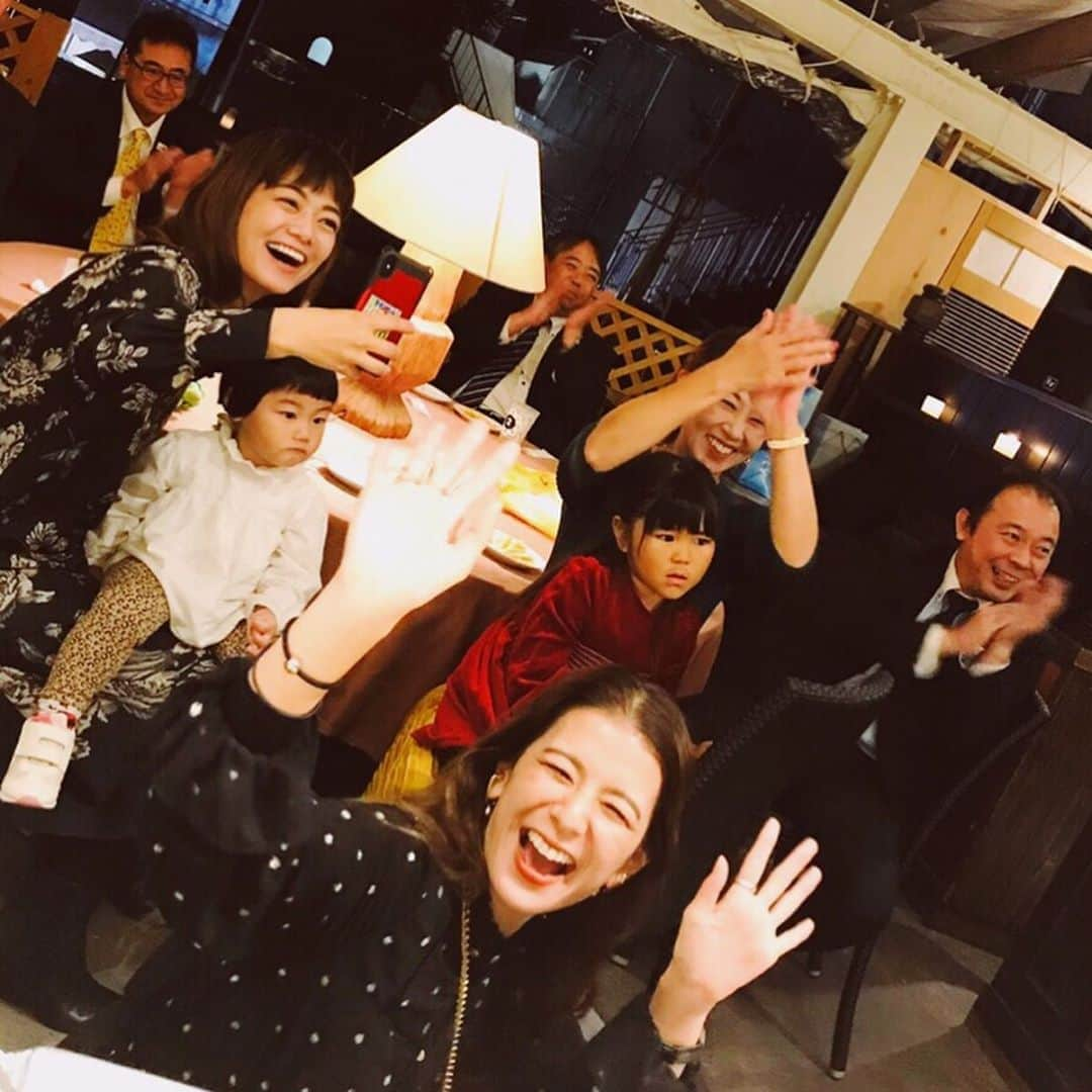 スザンヌさんのインスタグラム写真 - (スザンヌInstagram)「#キャサリンズバー﻿ @katherinesbar2002 ﻿ 17周年🥳❤️おめでとう㊗️﻿ ﻿ 17年もの間お店を守り続けているママを心から尊敬してます🙏﻿ ﻿ そして支え続けてくれている、﻿ お客様、スタッフさん、メーカーさん誰ひとりかけても成り立たないみんなの積み重ねで作り上げてきた17周年💝﻿ ほんとにありがとうございます🙏﻿ （と言っても、わたしはただの常連さんだけど💃ママはね厳しいからね、家族割とかないんだよ笑）﻿ ﻿ 愛で溢れたパーティーで﻿ わたしまでほっこり心がほぐれました🙏﻿ ﻿ 花束💐贈呈の大役を息子と姪っ子が緊張しながら頑張ってた！﻿ ﻿ パーティーに来てくれた子どもたちにひとりひとりその子のいいところを発表して図書カードをプレゼント🎁するサプライズもママらしくてステキだったなぁ😍﻿ ﻿ 抽選会で当たったお酒をみんなわたしにくれて←﻿ 今我が家は酒屋さんのように色んなお酒があるよ❤︎（お友達のみなさん飲み来てw）﻿ ﻿ そしてテレびた終わりのスガッシュがタンクトップ短パンで﻿ （もはや制服w）で駆けつけてくれて増田さんと一緒に会場を盛り上げてくれたよ🙏ありがとう🌈﻿ ﻿ ﻿ 最後の2枚は17年前の若いママと、今のママ（投げキッス💋）﻿ ﻿ そしてそしてこのパーティーを仕切って準備から本番までいちばん頑張ってたのは、じいじ👴！﻿ ﻿ ほんとにおつかれさまでした😍﻿ 縁の下の力持ちという言葉でしか表せない！！﻿ ﻿ やはりみんなそれぞれの持ち場でひとりひとり頑張ってるなぁー﻿ わたしもまだまだまだだけど、﻿ ﻿ そんなだれかの頑張りに﻿ 気付ける人になりたいし、﻿ 口に出せる人になりたいなぁ。そしてわたしも自分の持ち場で頑張りたいなと思うのです！！﻿ ﻿ ﻿ 2019.11.6」11月8日 10時19分 - suzanneeee1028