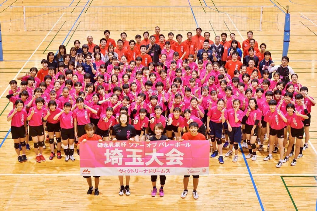 佐野優子のインスタグラム：「. 先週の埼玉会場🏐 . 来週は…沖縄🌴🏐✨ . 晴れますように〜🙏🏻☀️ . #森永乳業 #パルテノ #森永乳業杯ツアーオブバレーボール  #バレーボール　#volleyball #女子中学生」