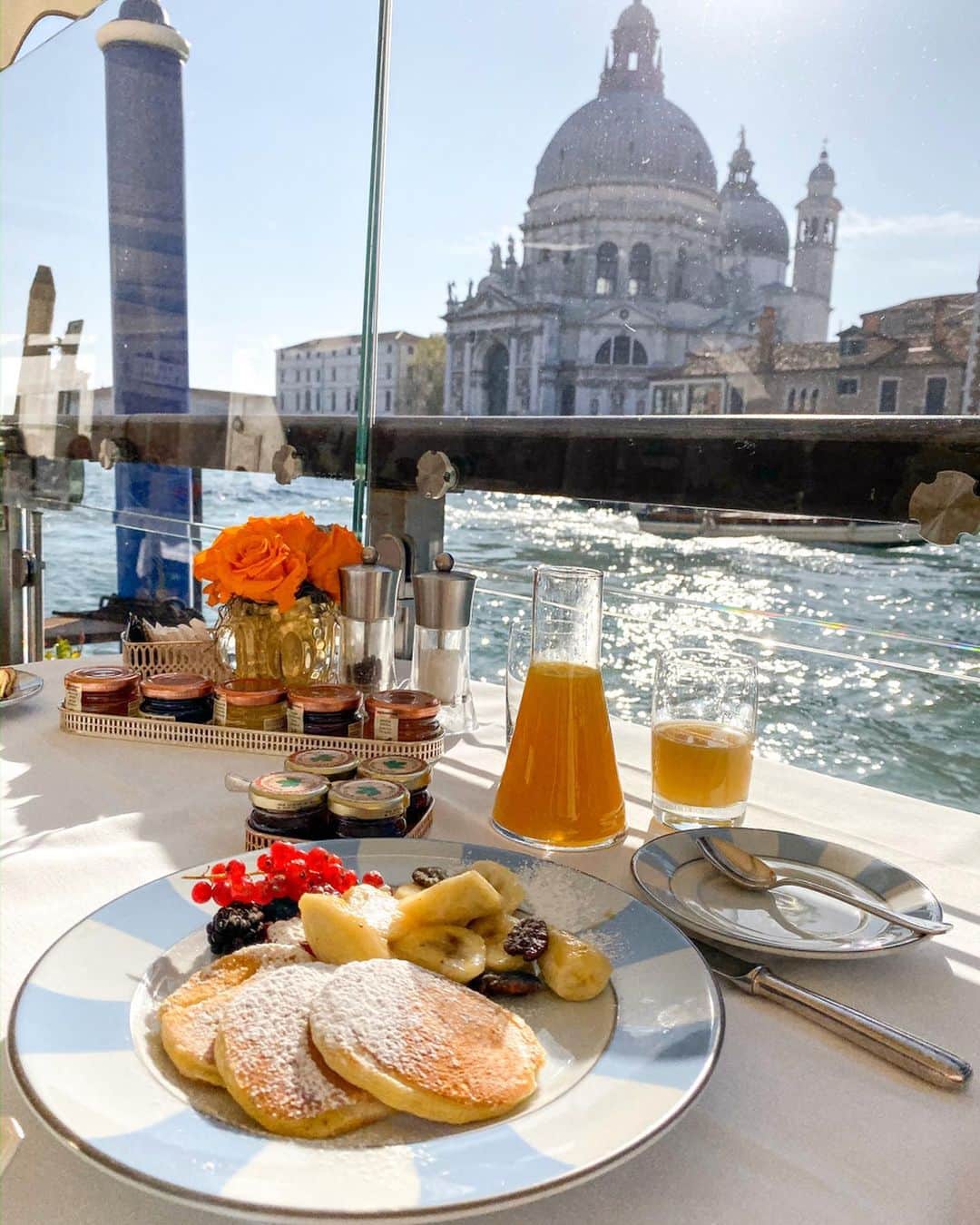 林弓束さんのインスタグラム写真 - (林弓束Instagram)「この景色をみながら 朝食を食べたくて このホテルにしたといっても 過言ではなかったので 念願叶って窓際の席行けた時は本当嬉しかった〜🥞💓 最高の天気に恵まれて おいしい朝食に その上たまたまゴンドラから 素敵な音楽も聴けてHAPPYな朝でした😍 . . .  #イタリア旅行  #新婚旅行　#ハネムーン　#イタリア  #ベネチア #ベニス　#グリッティパレス #grittipalace #ヨーロッパ　#yzktrip」11月8日 10時28分 - hayashiyuzuka
