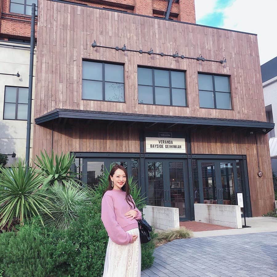 磯部奈央さんのインスタグラム写真 - (磯部奈央Instagram)「思い出の場所へ💒♡ . 途中、転校もあったけど、15年間を横浜で過ごした私。 . 子どもが産まれたら、お母さんと2人でゆっくりホテル泊なんてすることないだろうから、今、思い出いっぱいの横浜に泊まりでゆっくりしに行こう‼️と、実は先月、みなとみらいに行ってきました☺️ . 2年半前に結婚式を挙げた「ベイサイト迎賓館 veranda」を通ったので、軽くマタニティフォトっぽく撮ってみました📸w . お腹に赤ちゃんがいる状態で、思い出いっぱいの結婚式を挙げた会場に来れたことに、ちょっと感慨深いものがありました🤰 . また無事に産まれたら、いつか立ち寄りたいなぁ〜👨‍👩‍👧 . . .  #みなとみらい #横浜 #結婚式 #wedding #ベイサイド迎賓館ベランダ #妊娠中 #妊娠9ヶ月 #マタニティ #マタニティライフ #旅行 #母娘旅行 #母娘 #思い出」11月8日 10時32分 - nao_isobe729