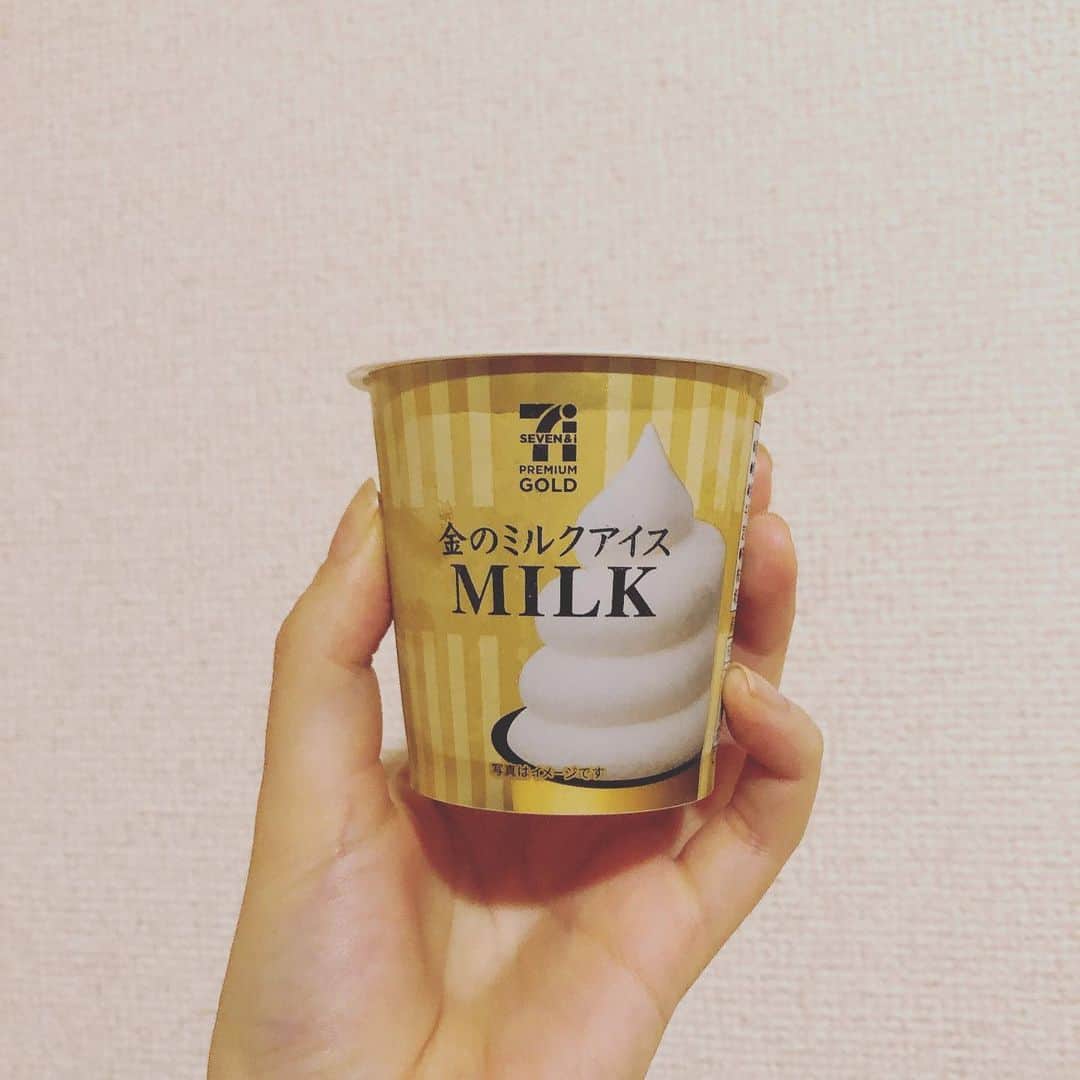 末吉咲子のインスタグラム：「投稿するような日常が何もないので、 好きなものを投稿していくことにする🤪👏笑 最近激推しの#アイス 、#セブンプレミアムゴールド の#金のミルクアイス 🍦🌈 サラッとしてる割にミルクの味がしっかりしてて、#ソフトクリーム 好きにはたまらない...。ソフトクリーム食べたいけどなかなか食べたい時にないから、最近はずっとこれ！めっちゃ美味しいから食べてみて👍！ コーンのも美味しい！ #セブンイレブン #セブンイレブンスイーツ  #일본여행 오면 이건 #세븐일레븐 에서 꼭 사먹어야되....진짜 맛있는 아이스크림...🤤」