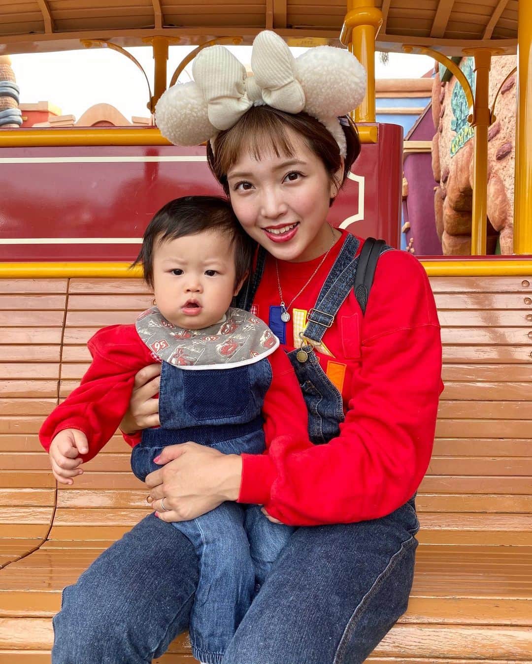 伊藤澄花のインスタグラム：「もうパーク行きたい病🏰🎈💐 このミキハウスのトレーナー私と私のママのお洋服だったの！ それを次は妹とママが来て、、次はいとこといとこのママが来て、、 そして今息子くんと私が着てるとても思い出が 詰まったお洋服です🥰🥰🥰 昔みたいなデザイン恋しいなぁ✨ . . .  #tokyodisneyland #disney #disneygram #disneylove #disneylife #disneyland #disneyparks #ディズニーランド #東京ディズニーランド #tdl #クリスマス #クリスマスディズニー #xmas #xmasdisney #disneyxmas #ママ #男の子ママ #リンクコーデ #mikihouse #ミキハウス」