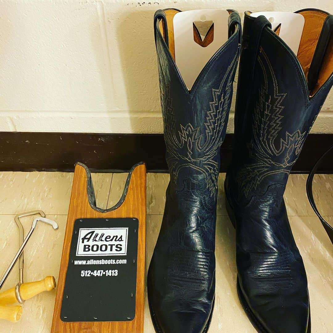 ジミー・ファロンさんのインスタグラム写真 - (ジミー・ファロンInstagram)「Fun things from Austin, TX that was in our program this evening. Thanks Franklin BBQ, Allen’s boots and Collings Guitars. #FallonAtUT」11月8日 11時00分 - jimmyfallon