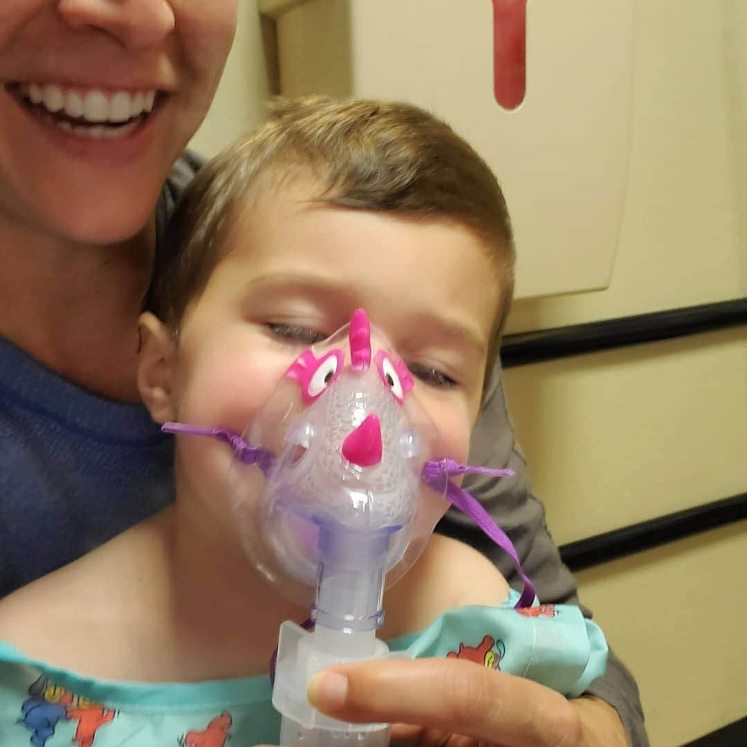 ペイジュ・マッケンジーのインスタグラム：「The last 7 days: 1 ER visit 2 urgent care stops 4 pediatrician appts -- Beckett never lets anything keep him down...even if its 2a in the ER. -- 3 sick people equal a counter full of meds -- Tonight's chinese takeout had a sense of humor 🤣🙈」