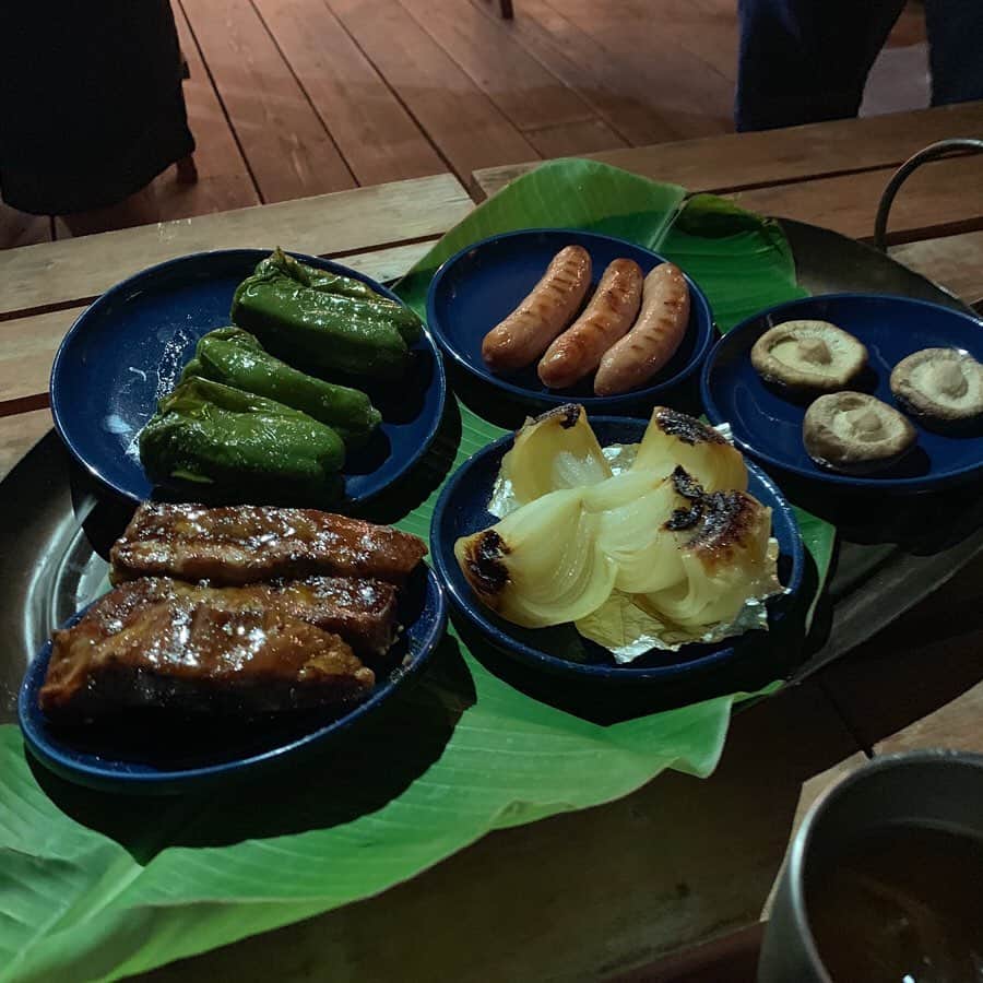 菅沼ゆり（ゆりっぱ）さんのインスタグラム写真 - (菅沼ゆり（ゆりっぱ）Instagram)「おはようございます:) 昨日の話✴︎ 宮古島のグランピンクリゾート　RuGu🏕に宿泊。 はじめてのグランピンク、 そしてみんなでBBQ🍖ー！ 食材ぜーんぶ美味しい 野菜は甘いし、肉はやんわらかい。シメの塩焼きそばも絶品。 長袖スウェット着ればちょうど良い涼しさで旅部メンバー全員のワイワイご飯はとても楽しかったです。 寝る場所は4人一緒な女子会♡ 夜遅くまでいろ〜〜んな話をして寝ました。旅に出るたびに深い話をします、 みんなの話聞いてると視野が広がるし良い刺激です。 室内もコンパクトなのにアメニティも色々充実してて綺麗で 過ごしやすかった！ 特別な夜がまた増えた☺︎ #旅部 #ジェットスター #ジェットスターで宮古のしま #ジェットスターで下地島 #島旅」11月8日 11時02分 - yurippa93