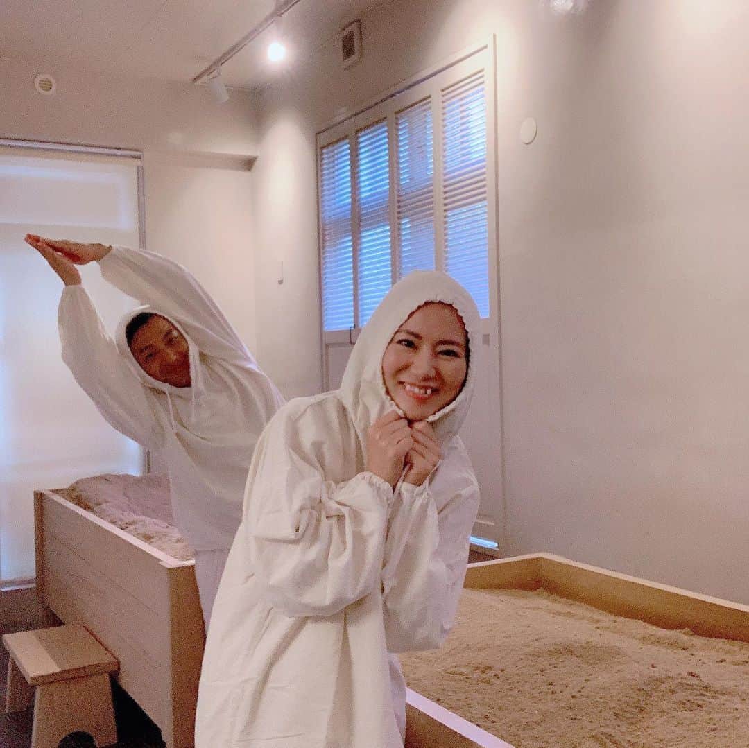 長嶺菜菜子のインスタグラム：「. . 冷え性の女です🙋🏽‍♀️﻿ ﻿ ﻿ もじもじくんになって﻿ この砂に20分間埋まってきた！！﻿ ﻿ ﻿ ﻿ そ﻿ し﻿ た﻿ ら﻿ ﻿ ﻿ すんごい汗かいた！！！！﻿ ﻿ ﻿ サウナの発汗量の約6倍以上の汗でデトックス効果がアップするんだって﻿ ﻿ ﻿ どうりで終わった後スッキリするわけだわ😚🙌﻿ ﻿ ﻿ これね﻿ 酵素浴﻿ @katorea.okinawa  那覇市の牧志にあるカトレア﻿ ﻿ ﻿ イメージは砂風呂の感じ！！﻿ 50〜80度の酵素風呂。﻿ 体内の芯から温めるから﻿ ほんっとに1日中身体がポカポカしてた🧖‍♀️﻿ ﻿ ﻿ 私あんま普段汗かかなくて﻿ すんごい代謝が悪いんだけど﻿ これはめちゃくちゃ汗かいたし﻿ デトックス効果もあって﻿ すんごくスッキリした( '∀︎' )！！﻿ ﻿ ﻿ 終わった後のスッパイマンはほんっとに﻿ 今まで生きてきた中で1番旨かったわ😍﻿ ﻿ ﻿ 友達と同時に2名まで入れるよ🙆‍♀️﻿ 普段の疲れや美容、不妊治療やがん治療にも多種多様に利用されている酵素浴﻿ ﻿ ﻿ 冷え性の女は﻿ 冷え性改善の場所を見つけたぜ🧚‍♀️﻿ ﻿ ﻿ ★------------------------------------------------☆﻿ #沖縄人 #うちなんちゅ﻿ #でこっぱち #八重歯﻿ #カトレア #エステ﻿ #ハイパーナイフ ﻿ #酵素風呂 #酵素浴﻿ #沖縄酵素浴 #那覇市酵素浴﻿ #代謝上がる #免疫力アップ﻿ #疲労回復 #美容 #冷え性改善」