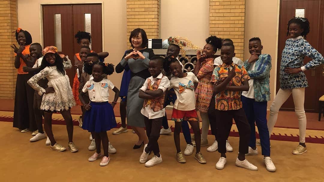 安倍昭恵のインスタグラム：「ウガンダのワトトの子どもたちたちによる歌とダンスの披露  #WatotoChildrenschoir #ワトト #ウガンダ」