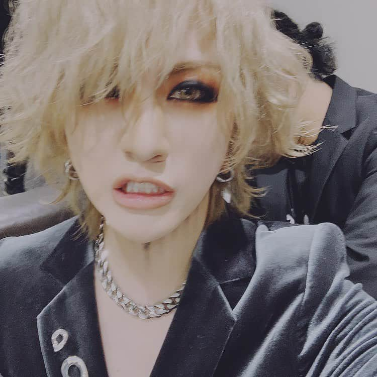 RUKI さんのインスタグラム写真 - (RUKI Instagram)「みんな久しぶり。元気してた？写真は横アリの時のだけど昨日はこの衣装での撮影でした🔥このスーツの色がとてもお気に入りだったけどもう着納めなのでさびしい。この次はなにを着ようかなー  #thegazette #ruki #day6576 #お納め下さい」11月8日 11時14分 - ruki_nilduenilun