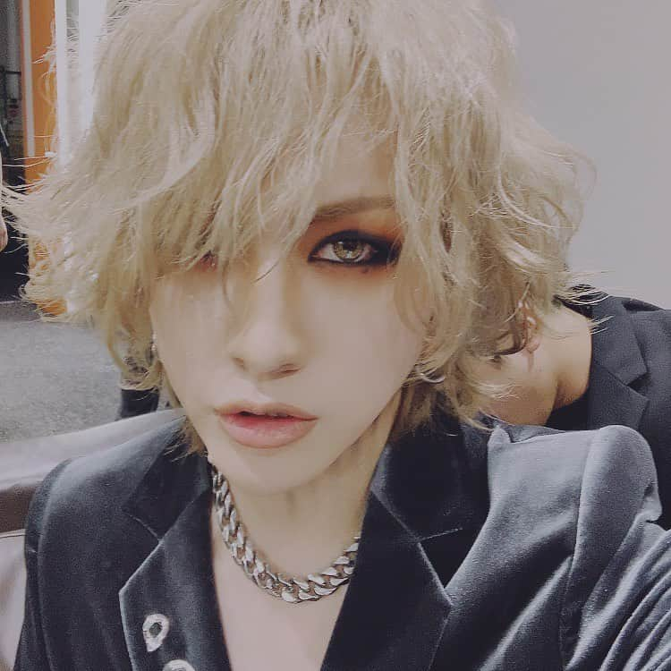 RUKI さんのインスタグラム写真 - (RUKI Instagram)「みんな久しぶり。元気してた？写真は横アリの時のだけど昨日はこの衣装での撮影でした🔥このスーツの色がとてもお気に入りだったけどもう着納めなのでさびしい。この次はなにを着ようかなー  #thegazette #ruki #day6576 #お納め下さい」11月8日 11時14分 - ruki_nilduenilun