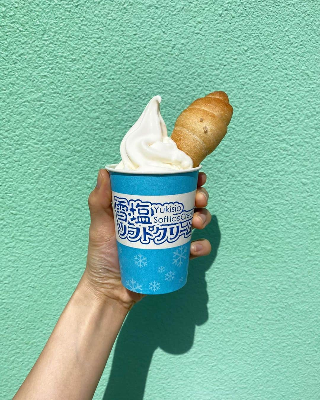 村田倫子さんのインスタグラム写真 - (村田倫子Instagram)「雪塩ソフトクリーム🍦 このですね、塩ぱんがびっくりするほど美味しかったです…！ #旅部  #ジェットスター #ジェットスターで宮古のしま #ジェットスターで下地島 #島旅」11月8日 11時23分 - rinco1023