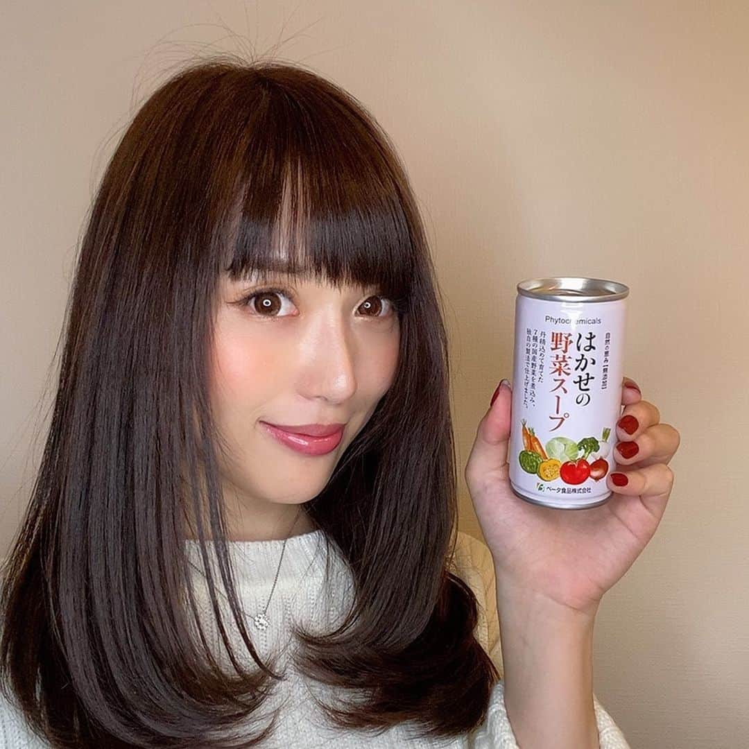 岡英里さんのインスタグラム写真 - (岡英里Instagram)「最近たまに自炊するようになったけどどうしても主食メインなものになりがちなので品数増やすのと野菜不足を補うために【はかせの野菜スープ】を頼んでみたよ🥕🍅🥦 . . このスープは常温保存可能で手軽にファイトケミカルが摂取できるためわざわざ野菜たくさん買わなくても効率よく栄養がとれるからめっちゃ便利😌👌 . . めんどくさかったら缶のまま飲めるし、スープ皿にいれればあっという間に一品できちゃうから主婦の方も大助かりだね🤭💓 . . 味は野菜そのままを味わえるシンプルなスープなので自分で好きにアレンジしできるから飽きずに飲めるよ(^^) . . 年齢重ねてくると抗酸化、抗糖化が大事になってくるからみんなも健康に気をつけていこうね💪💕 . . #ベータ食品 #はかせの野菜スープ #ファイトケミカル #ファイトケミカルスープ #抗酸化 #メディカルスープ #生より野菜スープ #無添加 #国産 #国産野菜 #🍅 #🥦 #🥕 #健康 #美容 #ダイエット #アンチエイジング #野菜スープ #スープ #スープダイエット #置き換え できます✨」11月8日 11時34分 - okaeri0424