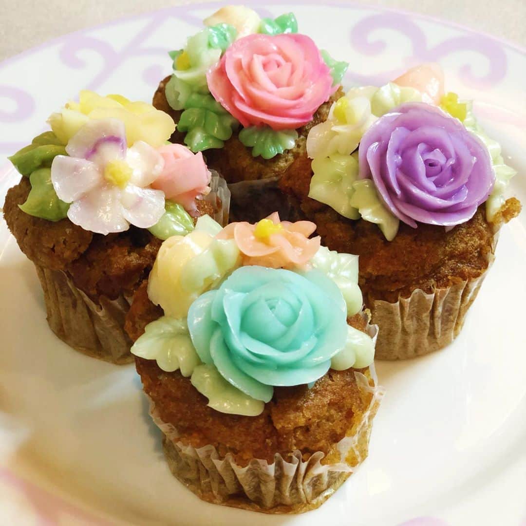 加藤美佐子さんのインスタグラム写真 - (加藤美佐子Instagram)「可愛いフラワーケーキを通りすがりに見つけて🌸 お茶会に😊✨✨ 下のカップケーキも美味しかった💓  #フラワーケーキ #カップケーキ #お茶会 #銀座 #cake #女子会 #flowercake #japan #カラフルケーキ #バタークリーム #バタークリームケーキ #フラワーピクニックカフェ」11月8日 11時28分 - misako.kato