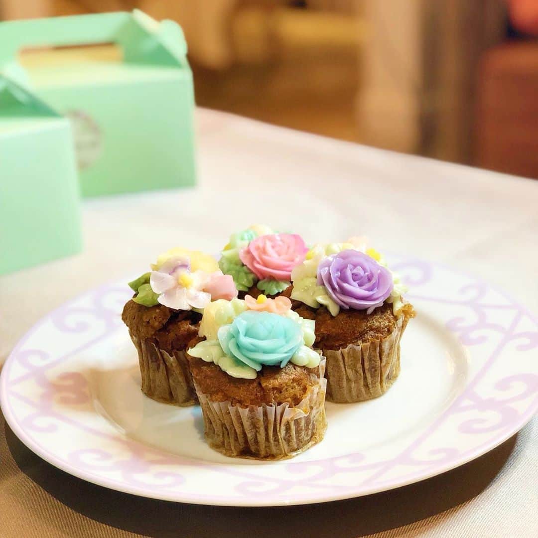 加藤美佐子さんのインスタグラム写真 - (加藤美佐子Instagram)「可愛いフラワーケーキを通りすがりに見つけて🌸 お茶会に😊✨✨ 下のカップケーキも美味しかった💓  #フラワーケーキ #カップケーキ #お茶会 #銀座 #cake #女子会 #flowercake #japan #カラフルケーキ #バタークリーム #バタークリームケーキ #フラワーピクニックカフェ」11月8日 11時28分 - misako.kato