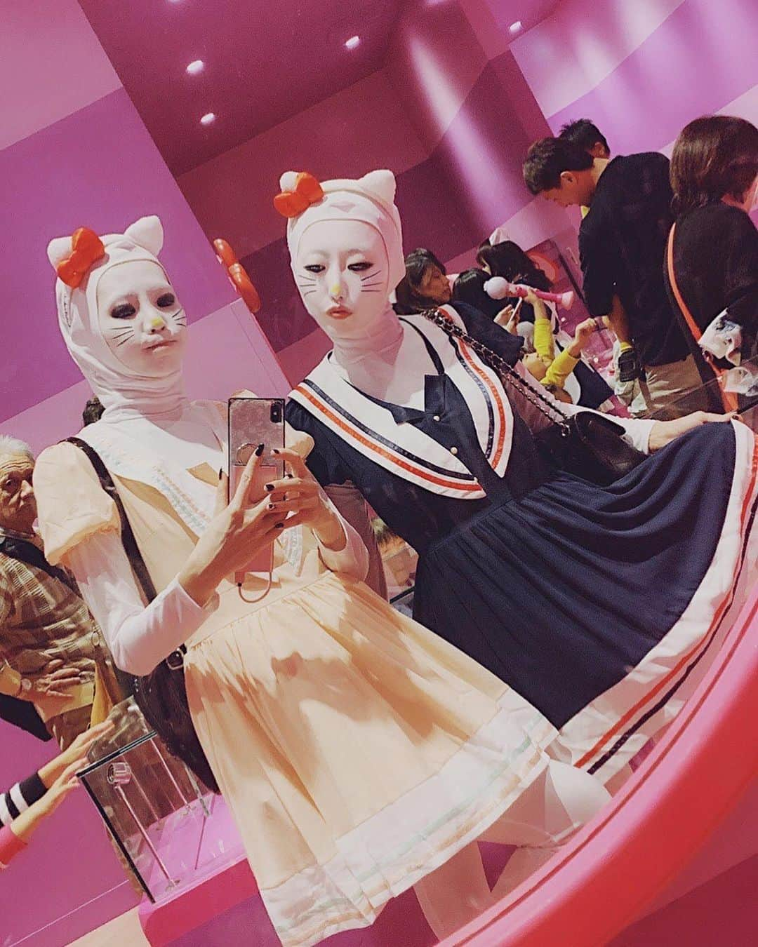 春咲ひなたさんのインスタグラム写真 - (春咲ひなたInstagram)「Halloween party Day.2 . "キティたるものオシャレでないと" . キティちゃんエリアに(ハリポタエリアの隣) キティの館みたいな所があるんだけど、 ここでキティちゃんと写真撮れるの📷💖 しかもキティ氏喋ってた😳💗 . ドレスのデザイン画とか コレクションとかバッグ、ハイヒール…👠💕 これは私テンション爆上がりでした。w . 1番最後のムービーは髪の毛を解放して人間に戻った我々です👭✨ . #キティーちゃん#キティーさん #Halloween#helloKitty#hellokittymakeup#Kittymakeup#makeuphellokitty #ハロウィン#ガチ勢#ハロウィン仮装#ハロウィンコスプレ#ハロウィンの余韻#ハロウィンメイク#ハロウィン2019#ユニバ#ユニバーサルスタジオジャパン#ユニバハロウィン#ホラーナイト#usj#usjコーデ#usjハロウィン#usj好きな人と繋がりたい#ポンコツ#大阪旅行#恒例行事#写真好きな人と繋がりたい#写真撮ってる人と繋がりたい」11月8日 11時30分 - hinatanuki