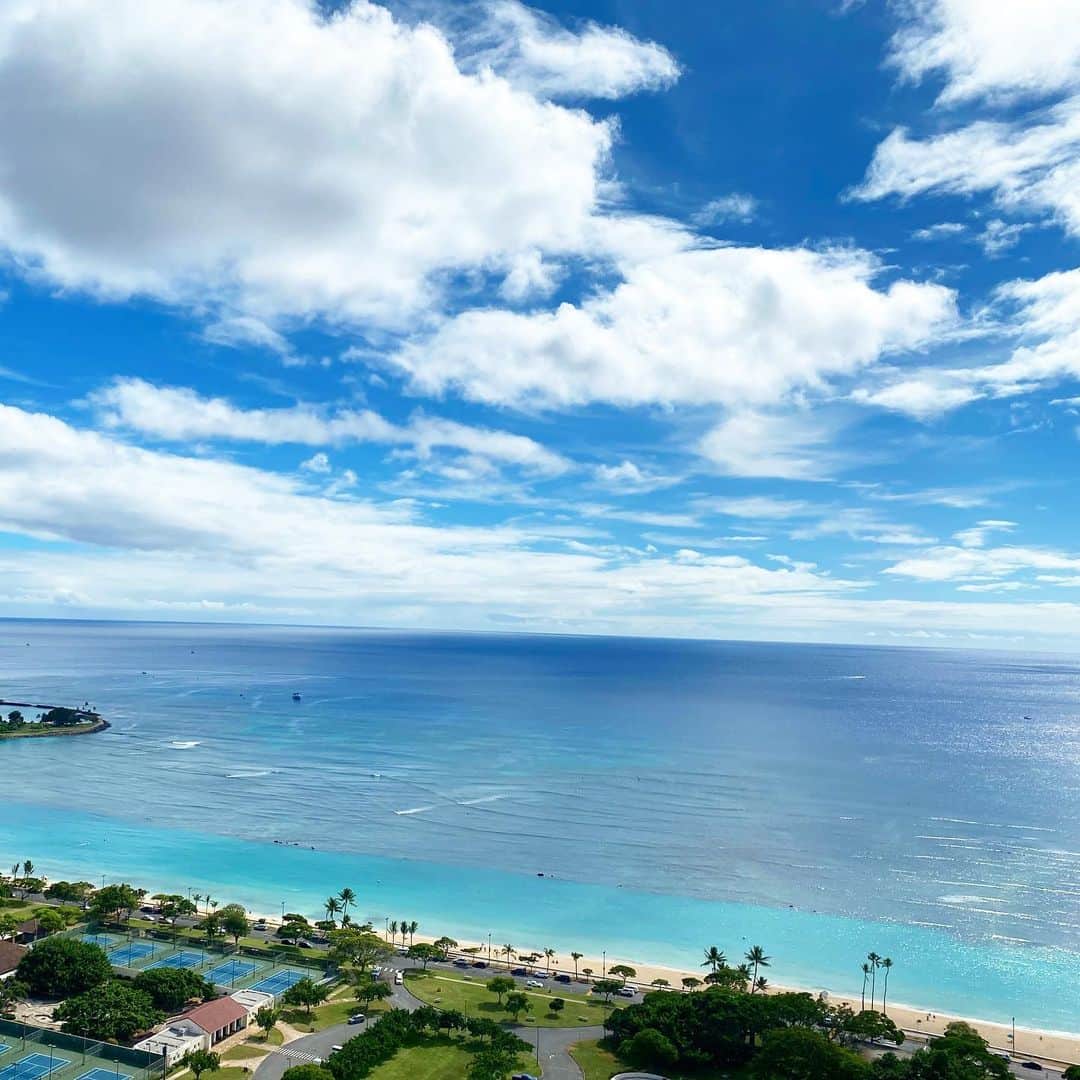 マキ・コニクソンさんのインスタグラム写真 - (マキ・コニクソンInstagram)「お友達宅から見えたアラモアナビーチパーク！⛱⛱ #ハワイのおすそ分け🤙🏼」11月8日 11時33分 - makikonikson