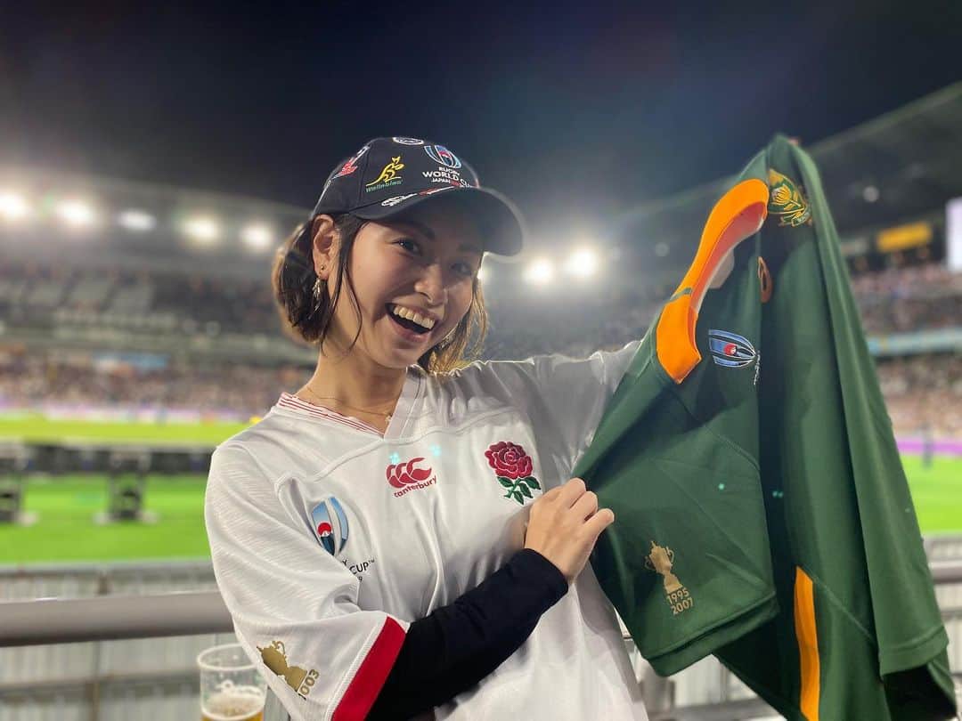 のインスタグラム：「Twitterで #櫻井翔に感謝カンゲキ雨嵐 に色んな声が上がってますね🏉！ ・ ・ だから私も、改めてラグビーW杯についてちょっと書こうと思います🏉✨ ・ ・ 終わっちゃいましたね😢💦 ロスですよね、うん。見事にロスってます ・ ・ ラグビーに出逢って3年 ラグビーファンになってから迎える初めてのW杯でしたが、本当に夢のような日々でした ・ ・ 毎日、毎週のように面白い試合がやってる しかもそれが、日本🇯🇵で… ・ ・ ありがたいことに決勝戦のチケットを持っていたので、早く決勝が観たいような、でもその日が来てほしくないような。複雑な気分だったけど。笑 ・ ・ 日本に勝った南アフリカ🇿🇦 そして私の優勝予想国だったニュージーランド🇳🇿を倒したイングランド🏴󠁧󠁢󠁥󠁮󠁧󠁿 ・ ・ どうしても両チームを応援したくて、最後は2つの国のジャージを着て応援したのでした🤣✨ ・ ・ あ、もちろん自費ね？ 今回、ジャージ代だけで結構使いました、はい。笑 ・ ・ 賛否両論あると思う でも、ラグビーはそれでいいと思うの！ どっちもすごい！どっちも頑張れ！！ 本当はどのスポーツでもそういう応援をしたいけど、なかなか難しかったりするよね。でも、両チームを讃え合って応援し合って。それができるのがラグビーの良さだと思う ・ ・ 試合が終わったらノーサイド！ 最高じゃんね🤩✨ ・ ・ 負けたチームも絶対に、いいプレーしてるんだもん！讃えたいよ！単純にね(*´꒳`*) ・ ・ だから、細かなルールなんて知らなくていい！ テンション上がるプレーが起こったら讃える！騒ぐ！ それでいいんだよ！！！！！ ラグビーのルールは本当に難しいから、感覚で応援するで全然いい！！ ・ ・ 私だって3年見てきたからさ、少しはルールわかるようになったよ。さすがに ・ ・ でも、私ルール分かります！感なんて、絶対に出したくない。自分がラグビーを楽しめるだけのルールさえ理解してればそれでいいと、本気で思ってるから！！ ・ ・ 『にわかファン』 大歓迎だよ！！！！ きっと私も『にわかファン』だよ！！！ 『にわかファン歴3年』だよ！！！笑 ・ ・ そんな人が増えてくれたらいいと心から思う 何のきっかけでラグビーを知ってくれてもいいと思うの！だから私も、ストリートラグビー関係で歌いに行くときにいつも言う。 ・ ・ 「きっかけは何でもいい。 歌が気に入ったでも何でもいいから、ラグビーに興味を持ってくれれば！」 って。 ・ ・ だからさ、 「櫻井翔さんが好きでラグビーにハマりました！」 これでいいじゃんね？ ・ ・ それでファンが増える、 トップリーグも観に来てくれるかもしれない、 今後の代表戦も盛り上がるかもしれない、 少子化で続けて行くのが難しいとされている15人制ラグビーも廃れなくて済むかもしれない ・ ・ そんな橋渡しをしてくれた櫻井翔さんを叩くなんて… 誰ができる？ 素晴らしいよ！ありがとうしかないよ！ ・ ・ 4年後のラグビーW杯フランス大会🇫🇷 ベスト4目指そう！って、今回より多いファンたちで選手を応援できたら…最高だよね😎✨ ・ ・ 私ももっともっと応援するんだ📣！！ 素晴らしい試合を観たいから！！ ・ ・ これからもみんなで、ラグビー🏉みようね(*´꒳`*) ・ ・ ああ、 まだ書きたいことあったけど、長くなりすぎるからやめるわ。笑 ・ ・ 素晴らしいW杯をありがとう！！ 本当にお疲れ様でしたああああ！！！ ・ ・ #rwc2019 #rugbyworldcup  #ありがとう #にわかファン #万歳  #ラグビー女子  #寺田有希 #teradayuki」