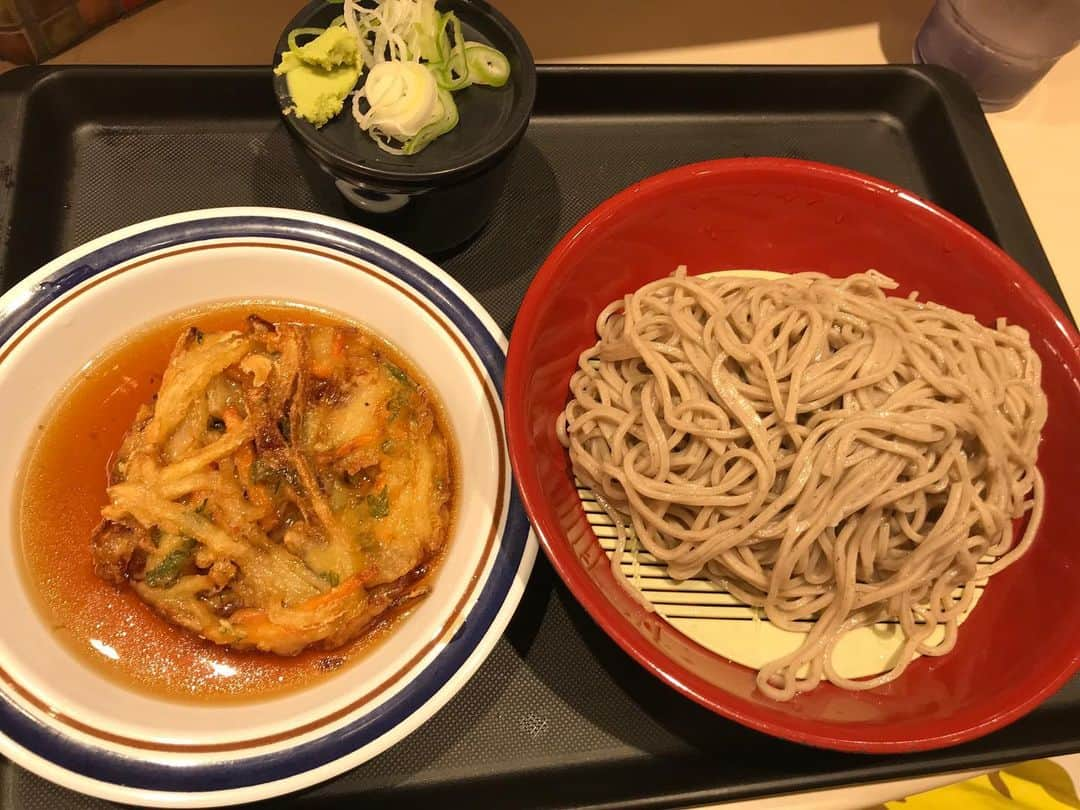 クロちゃんさんのインスタグラム写真 - (クロちゃんInstagram)「朝ごはんは、  ざるそば(小)  かき揚げ  ヘルシーだしん」11月8日 11時37分 - kurochandesuwawa