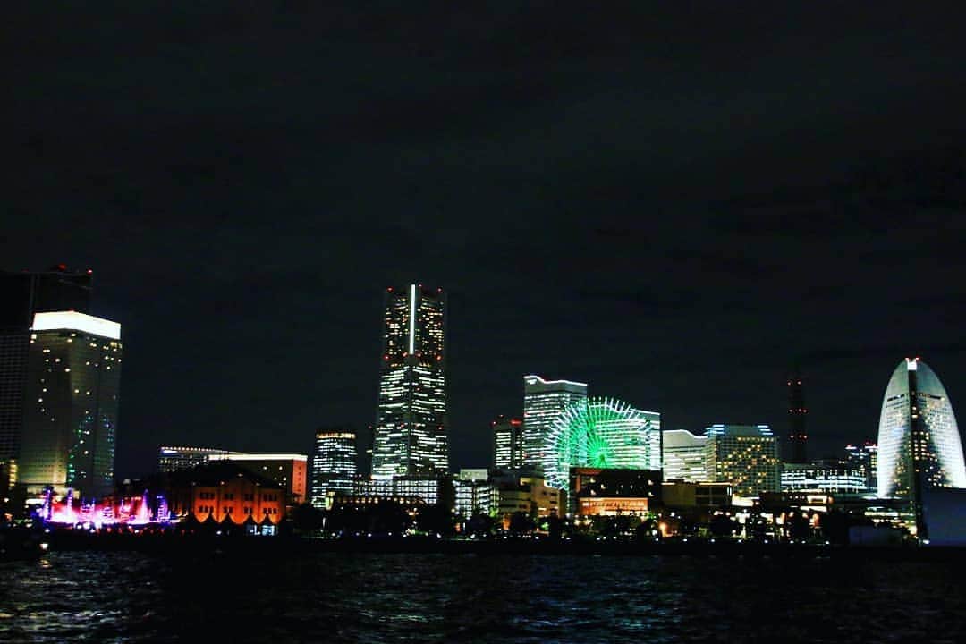 旅行比較サイト・トラベルコ 理想の旅を、いちばん安く。さんのインスタグラム写真 - (旅行比較サイト・トラベルコ 理想の旅を、いちばん安く。Instagram)「#東京湾 の暗闇 に、妖しい光🌟を放ちながら浮かび上がる建造物🏭 そうあれは、日本有数の工業地帯である #京浜工業地帯 が作り出す #工場夜景 🌉 この #幻想的な風景 の虜になり、撮影にハマる方も少なくありません😉 ガイドさん付きの #工場夜景クルーズ ツアーに参加すれば、揺れの少ない船🚢で海上から思う存分撮影が可能！　#カメラ初心者 📷さんにもおすすめなんです😃 * そこで、工場夜景大好き💕トラベルコスタッフが実際にクルーズツアーに参加！　その充実した内容と撮影のコツを特集レポート📖にまとめました🎶 ツアー検索🔍もできるので、ハマっている人も気になり始めたばかりの人も、まずは @travelko_chan プロフ記載のトップページリンクから「国内旅行」をタップ→特集レポートへGOGO❗ 直リンはこちら👉http://bit.ly/2qzG0Lu * * * あなたが訪れた旅先での写真に《 @travelko_chan 》《 #トラベルコ 》《 #travelko 》とタグ付けして投稿してみてください！こちらのアカウントで紹介させていただくかもしれません♪ * * * #工場夜景 #factorynightview #夜景 #nightview #川崎工場夜景 #工場 #国内旅行 #travel #trip #japantrip #japantravel #フォトジェニック #旅行好きな人と繋がりたい #写真好きな人と繋がりたい #カメラ女子 #カメラ男子 #photooftheday #followme #instatravel #travelgram #instagood #instaphoto #travelko #トラベルコ #トラベルコちゃん @kawasaki_townscape」11月8日 11時45分 - travelko_official