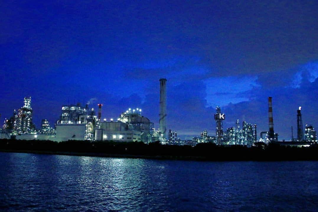 旅行比較サイト・トラベルコ 理想の旅を、いちばん安く。さんのインスタグラム写真 - (旅行比較サイト・トラベルコ 理想の旅を、いちばん安く。Instagram)「#東京湾 の暗闇 に、妖しい光🌟を放ちながら浮かび上がる建造物🏭 そうあれは、日本有数の工業地帯である #京浜工業地帯 が作り出す #工場夜景 🌉 この #幻想的な風景 の虜になり、撮影にハマる方も少なくありません😉 ガイドさん付きの #工場夜景クルーズ ツアーに参加すれば、揺れの少ない船🚢で海上から思う存分撮影が可能！　#カメラ初心者 📷さんにもおすすめなんです😃 * そこで、工場夜景大好き💕トラベルコスタッフが実際にクルーズツアーに参加！　その充実した内容と撮影のコツを特集レポート📖にまとめました🎶 ツアー検索🔍もできるので、ハマっている人も気になり始めたばかりの人も、まずは @travelko_chan プロフ記載のトップページリンクから「国内旅行」をタップ→特集レポートへGOGO❗ 直リンはこちら👉http://bit.ly/2qzG0Lu * * * あなたが訪れた旅先での写真に《 @travelko_chan 》《 #トラベルコ 》《 #travelko 》とタグ付けして投稿してみてください！こちらのアカウントで紹介させていただくかもしれません♪ * * * #工場夜景 #factorynightview #夜景 #nightview #川崎工場夜景 #工場 #国内旅行 #travel #trip #japantrip #japantravel #フォトジェニック #旅行好きな人と繋がりたい #写真好きな人と繋がりたい #カメラ女子 #カメラ男子 #photooftheday #followme #instatravel #travelgram #instagood #instaphoto #travelko #トラベルコ #トラベルコちゃん @kawasaki_townscape」11月8日 11時45分 - travelko_official