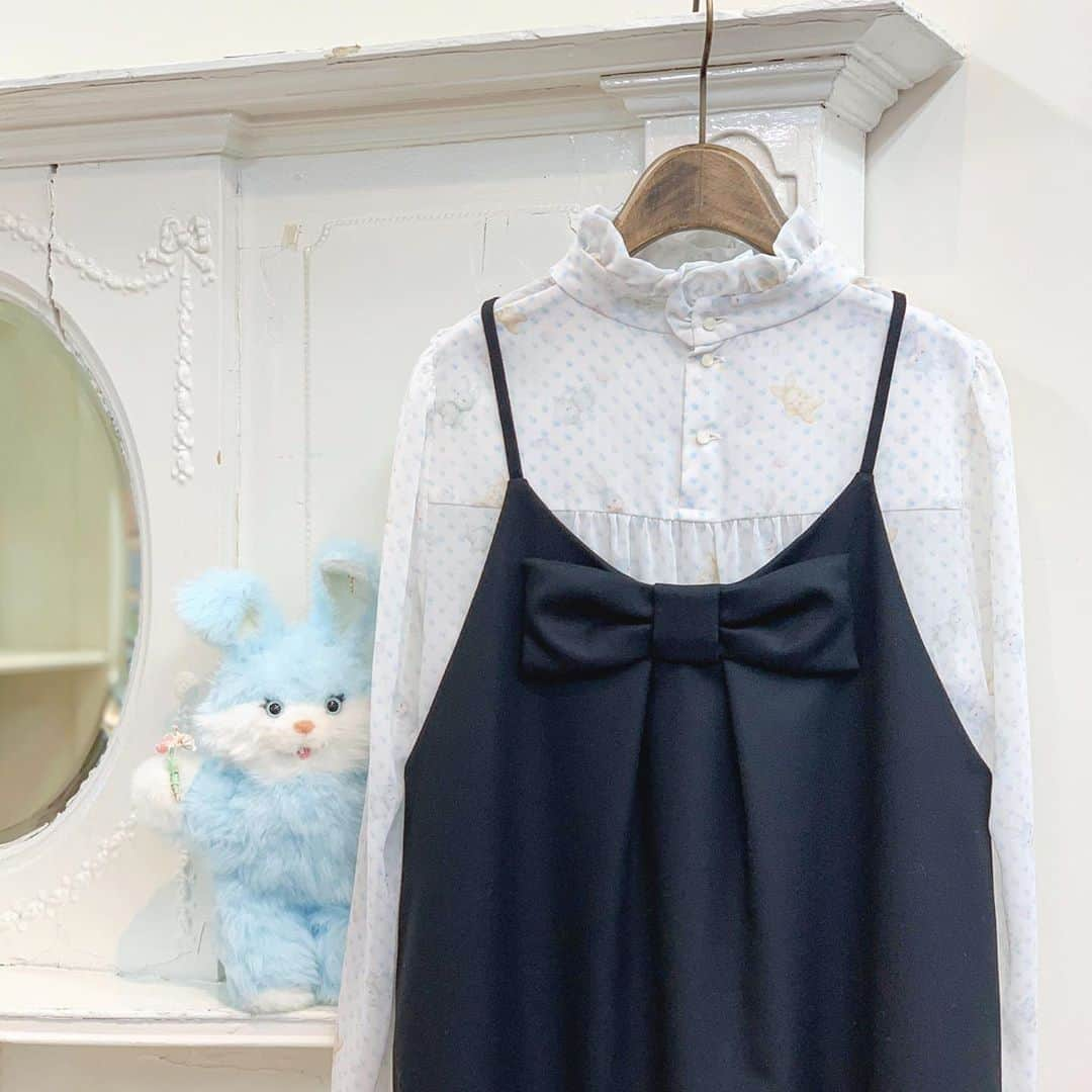 franche lippee officialさんのインスタグラム写真 - (franche lippee officialInstagram)「・ なんてかわいい後ろ姿🎀 ・ 合わせたスタンドブラウスには 赤ちゃんうさぎの『ベビー』柄が ふんわり優しいタッチで描かれています🐰🍼 ・ ベビーのうさきちも気になってる様子💙 (@aki_phraula ) ・ ・ #franchelippee #フランシュリッペ #うさぎ #うさぎの赤ちゃん #赤ちゃんうさぎ #ぬいぐるみ #うさぎのぬいぐるみ #textiledesign #textile #テキスタイル #リボン #後ろ姿 #後ろ姿美人 #うさフェスタ #うさぎ好きさんと繋がりたい #うさきち」11月8日 11時45分 - franchelippee