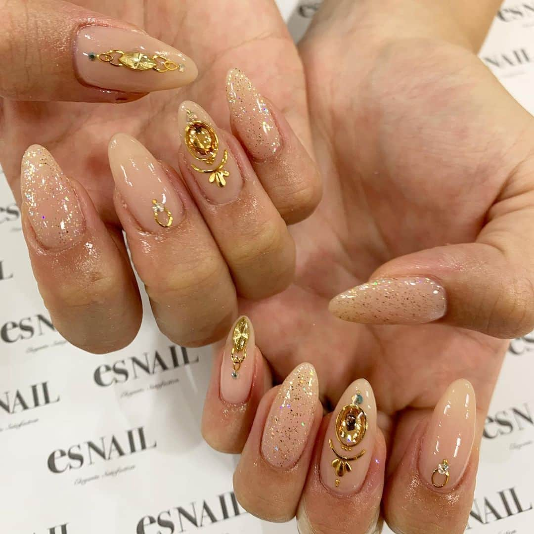 esNAILさんのインスタグラム写真 - (esNAILInstagram)「. シンプルなベージュベース✨✨ . . .  #nail#nails#nailart#naildesign#esnail#esnail_shibuya#gelnail#ネイル#エスネイル#ジェルネイル#esネイル#ネイルデザイン#美甲#tokyo#shibuya#newnail#渋谷店#新宿店#吉祥寺店#大宮店#名古屋店#大阪店#福岡店 @esnail_la」11月8日 11時47分 - esnail_japan