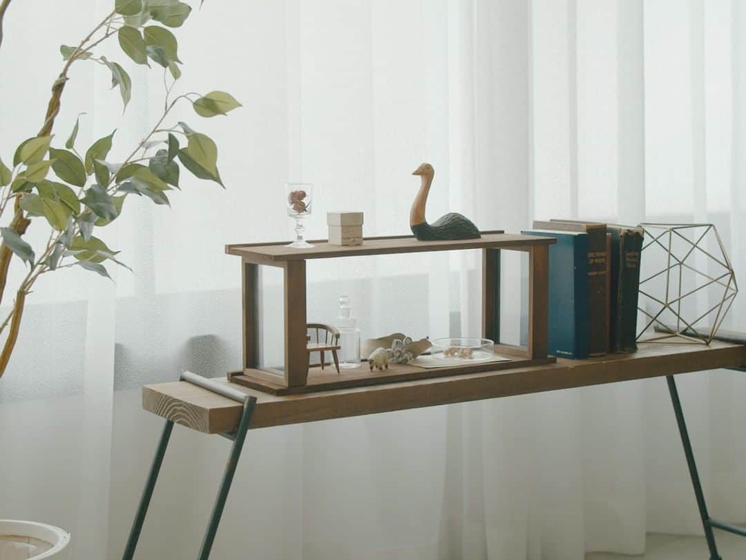 のインスタグラム：「. 100均グッズで作る『DIY ～ミニラック～』 . ─────────────────── *キナリノアプリ限定コンテンツ 【暮らしの動画】* 毎日が“もっと”心地よくなる。 季節の移ろいとともに、暮らしを楽しむ「HOW TO」をお届けします。 →ダウンロードはプロフィールリンクから ─────────────────── . DIYと聞くと、専門的な工具に技術、そして広いスペースも必要…とハードルが高いイメージがありますよね。でも、アイデア次第で100均グッズと接着剤を使って、素敵なインテリア雑貨が作れます。今回は、食器やオブジェが飾れる「ミニラック」をご紹介。ペイントで古材のようなテイストを演出すれば、味わい深く上質感のあるミニラックに仕上がります。 . ※アプリでは、材料の詳細や塗料選びのポイントなどもご紹介しています。 . 講師：DIY作家 柳 美菜子(@my.do.okini) . #キナリノ　#暮らしの動画 #diy #diy女子 #インテリア #手作りインテリア」