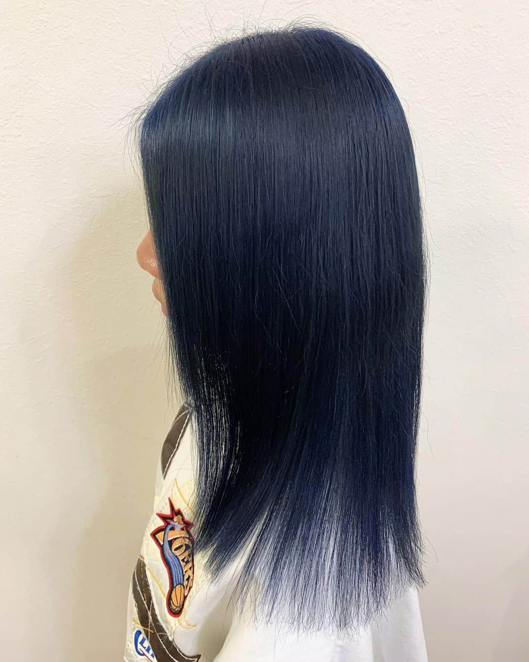 salon PRATiNO(サロンプラチノ)のインスタグラム：「. 💙ダークブルーワントーンカラー💙. . ブリーチをして深みのあるブルーに変身💫💫 色落ちをしていくにつれて グレーアッシュに抜けてくれるので 2度楽しめます💗💗 . . 【CLAVIS PRATINO】 ◇月曜日～土曜日 11:00～20:00 ◇日曜日 11:00～18:00 ※定休日なし ※時間外はお問い合わせください。 愛知県名古屋市中区錦3-4-19石垣ビル７Ｆ ☎︎052-962-7017 . #hairstyle #hair #cornrow #braids #clavispratino #spiralperm #pratino #hairsalon #nagoya #haircolor #love #派手髪 #外国人風カラー #バレイヤージュ #グラデーション #コーンロウ #ブレイズ #スパイラルパーマ #特殊ヘア #ブラックヘア #美容室 #ヘアサロン #ヘアスタイル #ヘアカラー #クラビスプラチノ #名古屋 #栄 #錦」