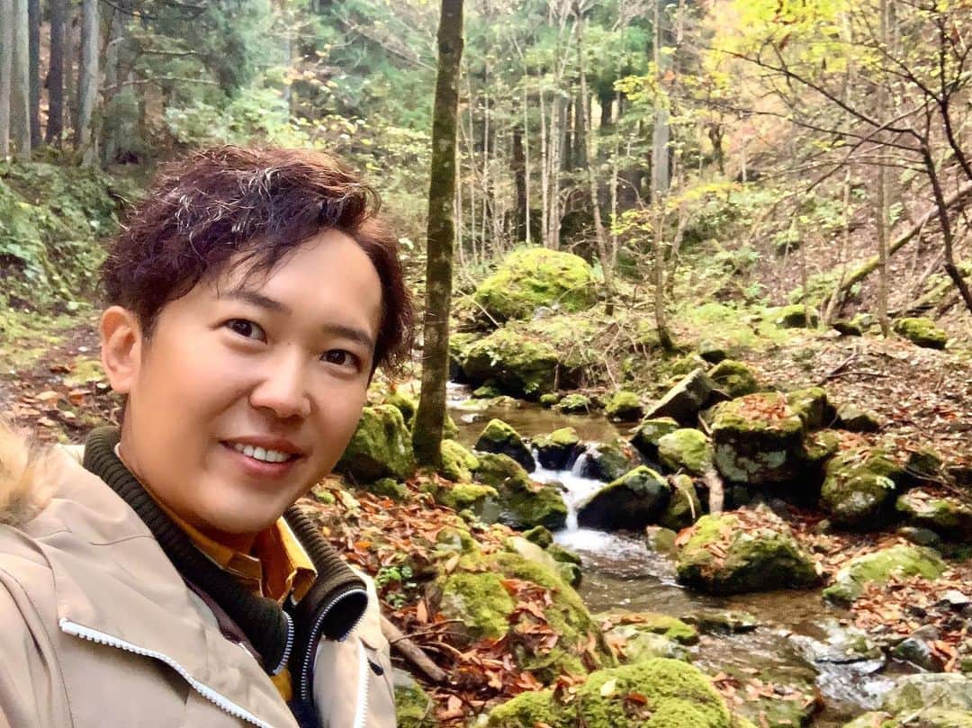 金子貴俊のインスタグラム：「自然豊かな場所でロケ 川の水がめちゃめちゃ綺麗。 癒されるなぁー  #アウトドア#ネイチャー#outdoor#outdoorlife #nature」