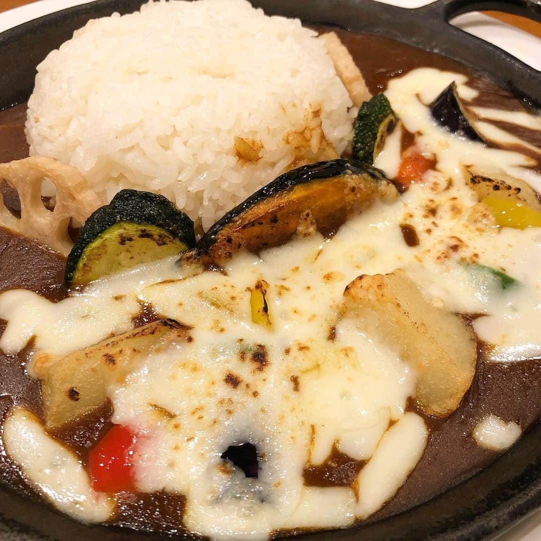 のインスタグラム：「パスタとカレーが食べ放題＆ソフトドリンク飲み放題2000円〜ヾ(●´∇｀●)ﾉ安ーい アスティ45にある「キッチンシュシュ」さんなーり🍝🍛 #キッチンシュシュ #アスティ45 #札幌駅食べ放題 #麺はソース焼きそばと塩焼きそばと焼きうどんにナポリタンとカレーパスタの5種類 #カレーはビーフとチキンと野菜焼カレーと今週のカレーの4種類 #美味しかったので食べ放題じゃないけどお店のナンバー2メニューであるハンバーグカレーも食べたよ  #お酒込みの食べ飲み放題でも2700円と安いのだよ #ヒンナヒンナ」