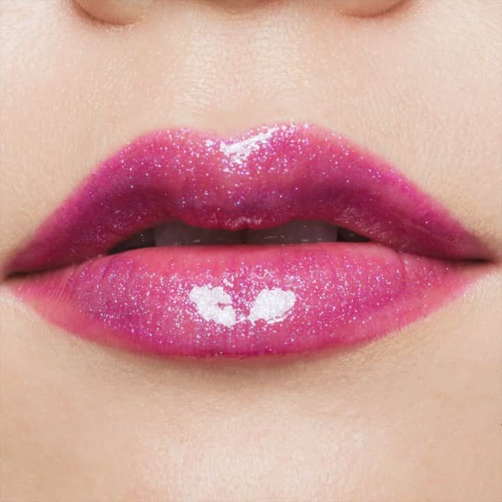 M∙A∙C Cosmetics Japanのインスタグラム：「ㅤ 【本日全国発売】 ホリデーシーズンにトライした大胆なリップメイク💋ガラスのように輝く濡れツヤリップは、目の覚めるようなパキっとしたピンクを選んで、色気と力強さを✨ ㅤ ㅤ *11/5(火)～ 公式オンライン先行販売中 *11/8(金) 全国発売 ㅤ ↓↓使用メイン製品↓↓ [ラッキー スターズ リップ グロス キット]ピンク ㅤ MAKEUP & MODEL: M·A·C ARTIST MIZUKI OGAWA @i.mac_artist PHOTO: @takaki_iwata ㅤ #MACクリスマスコフレ2019 #MACHoliday ㅤ ㅤ ㅤ ㅤ ㅤ #MACCosmeticsJapan #MACコスメ #MACCosmetics #コスメ #メイク #ホリデー #コフレ #クリスマスコフレ #クリスマスコフレ2019 #ホリデーシーズン #クリスマスプレゼント #リップグロス #グロス #口紅 #ミニリップ #メイクポーチ #ホリデーコフレ #ピンクリップ #makeup #cosme #cosmetics #holiday #holidaymakeup #holidaycollection #lipmakeup #holiday2019」