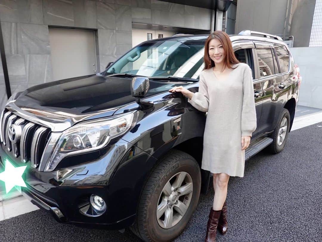 遠近由美子さんのインスタグラム写真 - (遠近由美子Instagram)「双子さん達が生まれてからの私の愛車くん😊 . 本当は 7人乗りなんだけど、後部座席は双子だとこうなり（2枚目） .  トランクにも2人乗りベビーカーがのってるので、 . 結果、２シーターのランクル。笑 . .  #屋根開く車も好きだけど #ガッチリした四駆も好き♡  #双子さん後ろ向きだったけど前を向ける年齢に  #車好き #双子 #愛車」11月8日 11時59分 - yumiko_tochika