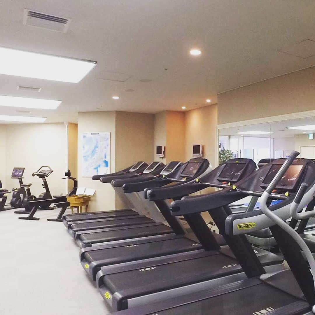 横浜ロイヤルパークホテルのインスタグラム：「49F 会員制フィットネスクラブでは、パーソナルトレーニングを行っています。  トレーナーが一人一人に合ったプログラムを作成し、マンツーマンでレッスンを行うほか、食生活についてもアドバイスいたします。  楽しく、時に厳しく🏋🏻‍♂️！自分に合ったトレーニングを受けてみませんか？  #横浜ロイヤルパークホテル #yokohamaroyalparkhotel #横浜 #yokohama #みなとみらい #minatomirai #フィットネス #フィットネスクラブ #ホテルフィットネス #トレーニング #パーソナルトレーニング」