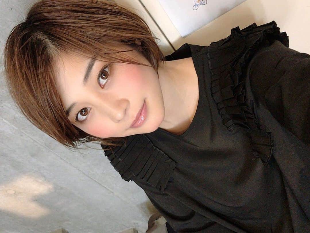 のインスタグラム：「普段しないような濃いめなメイクにテンションが上がりました💄💕アイラインもアイシャドウも全部茶色の薄〜い色で囲んでもらったよ✨ 自分でも上手にできるようになりたい🥺 #舞台 #追憶 #メイク #ブラウンメイク」